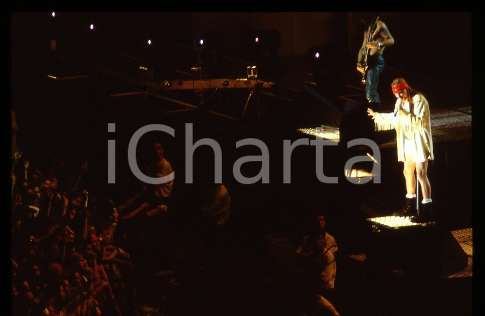 35mm vintage slide* 1990ca ITALIA - GUNS N' ROSES Axl ROSE in concerto (11)   Diapositiva d'epoca, in formato 35 mm.   CONDIZIONI: GOODE' severamente vietata la riproduzione. Tutti i diritti sono riservati. ICharta mette in vendita, sul negozio eBay e in esclusiva sul sito "icharta" il proprio archivio composto da numerose diapositive e negativi fotografici d'epoca, tutti originali e autentici, che attraversano la storia del costume italiano tra gli la fine degli anni Sessanta e Novanta.Si tratta di uno sguardo inedito sull'attualit&agrave;, la politica, la vita quotidiana, il gossip e la cultura, che fotografa il cambiamento della nazione in quest'ultimo scorcio del XX secolo. Un'occasione unica per il mercato del collezionismo, che vede finalmente disponibile un archivio eccezionale per vastit&agrave;, tematiche e condizioni, in un settore (il negativo fotografico e la diapositiva) di assoluta novit&agrave; e dalle interessanti prospettive di investimento.  originale e autentica 1