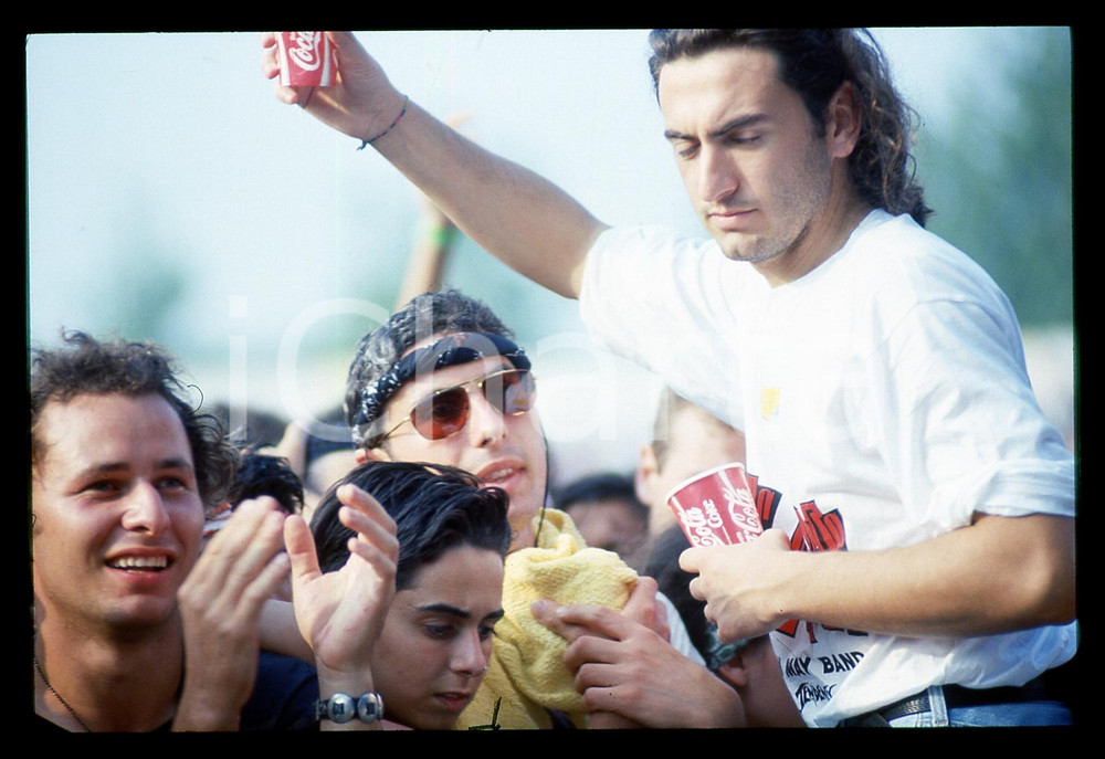 35mm vintage slide* 1992 TORINO - GUNS N' ROSES Fan in attesa del concerto (7)   Diapositiva d'epoca, in formato 35 mm.   CONDIZIONI: GOODE' severamente vietata la riproduzione. Tutti i diritti sono riservati. ICharta mette in vendita, sul negozio eBay e in esclusiva sul sito "icharta" il proprio archivio composto da numerose diapositive e negativi fotografici d'epoca, tutti originali e autentici, che attraversano la storia del costume italiano tra gli la fine degli anni Sessanta e Novanta.Si tratta di uno sguardo inedito sull'attualit&agrave;, la politica, la vita quotidiana, il gossip e la cultura, che fotografa il cambiamento della nazione in quest'ultimo scorcio del XX secolo. Un'occasione unica per il mercato del collezionismo, che vede finalmente disponibile un archivio eccezionale per vastit&agrave;, tematiche e condizioni, in un settore (il negativo fotografico e la diapositiva) di assoluta novit&agrave; e dalle interessanti prospettive di investimento.  originale e autentica 1