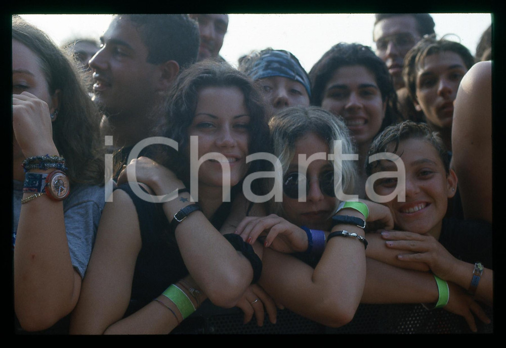 35mm vintage slide* 1992 TORINO - GUNS N' ROSES Fan in attesa del concerto (8)   Diapositiva d'epoca, in formato 35 mm.   CONDIZIONI: GOODE' severamente vietata la riproduzione. Tutti i diritti sono riservati. ICharta mette in vendita, sul negozio eBay e in esclusiva sul sito "icharta" il proprio archivio composto da numerose diapositive e negativi fotografici d'epoca, tutti originali e autentici, che attraversano la storia del costume italiano tra gli la fine degli anni Sessanta e Novanta.Si tratta di uno sguardo inedito sull'attualit&agrave;, la politica, la vita quotidiana, il gossip e la cultura, che fotografa il cambiamento della nazione in quest'ultimo scorcio del XX secolo. Un'occasione unica per il mercato del collezionismo, che vede finalmente disponibile un archivio eccezionale per vastit&agrave;, tematiche e condizioni, in un settore (il negativo fotografico e la diapositiva) di assoluta novit&agrave; e dalle interessanti prospettive di investimento.  originale e autentica 1