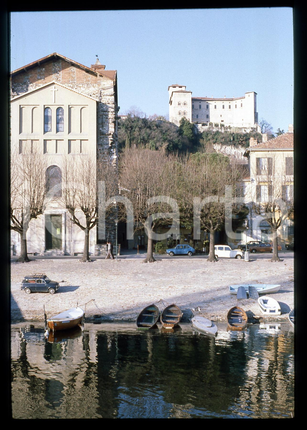 35mm vintage slide* 1980ca ANGERA Santuario Madonna della Riva e Rocca Borromea Diapositiva d'epoca, in formato 35 mm.CONDIZIONI: GOODTutti i diritti riservati.E' severamente vietata la riproduzione. ICharta mette in vendita, sul negozio eBay e in esclusiva sul sito "icharta" il proprio archivio composto da numerose diapositive e negativi fotografici d'epoca, tutti originali e autentici, che attraversano la storia del costume italiano tra gli la fine degli anni Sessanta e Novanta.Si tratta di uno sguardo inedito sull'attualit&agrave;, la politica, la vita quotidiana, il gossip e la cultura, che fotografa il cambiamento della nazione in quest'ultimo scorcio del XX secolo. Un'occasione unica per il mercato del collezionismo, che vede finalmente disponibile un archivio eccezionale per vastit&agrave;, tematiche e condizioni, in un settore (il negativo fotografico e la diapositiva) di assoluta novit&agrave; e dalle interessanti prospettive di investimento.  originale e autentica 1