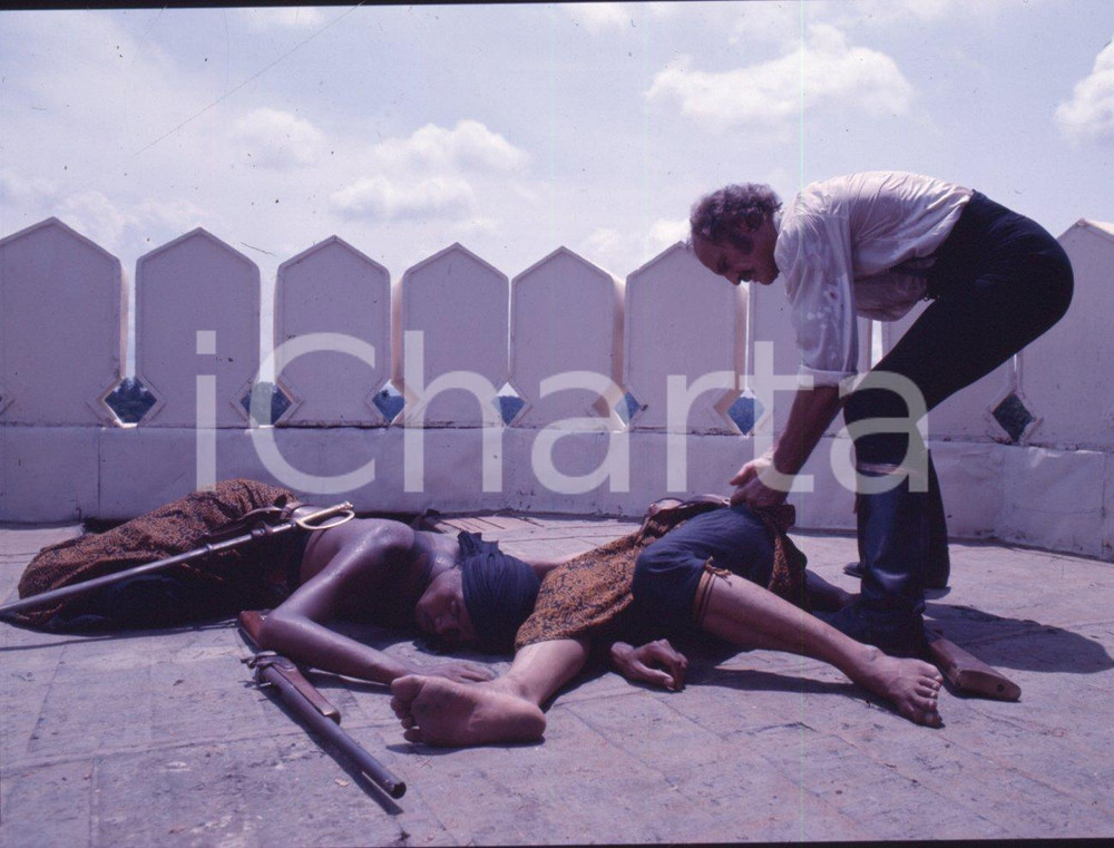 1976 SANDOKAN  YANEZ DE GOMERA Philippe LEROY scatto sul set DIAPOSITIVA ORIGIN. Scatto di scena.Diapositiva originale d'epoca a colori su pellicola.Autore: Sandro Borni.  E' SEVERAMENTE VIETATA LA RIPRODUZIONE.TUTTI I DIRITTI SONO RISERVATI.ICharta mette in vendita, sul negozio eBay e in esclusiva sul sito "icharta" il proprio archivio composto da numerose diapositive e negativi fotografici d'epoca, tutti originali e autentici.Si tratta di uno sguardo inedito sull'attualità, la politica, la vita quotidiana, il gossip e la cultura, che fotografa il cambiamento della nazione (e non solo) tra il 1890 ed il 1990 circa. Un'occasione unica per il mercato del collezionismo, che vede finalmente disponibile un archivio eccezionale per vastità, tematiche e condizioni, in un settore (il negativo fotografico e la diapositiva) di assoluta novità e dalle interessanti prospettive di investimento. CONDIZIONI:FAIR/discretoFORMATO: cm 6 x 4,5 originale e autentica 1