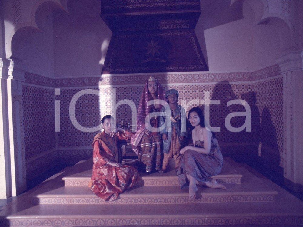 1976 SANDOKAN Sceneggiato RAI scatto sul set DIAPOSITIVA ORIGINALE Diapositiva originale d'epoca a colori su pellicola.Autore: Sandro Borni  E' SEVERAMENTE VIETATA LA RIPRODUZIONE.TUTTI I DIRITTI SONO RISERVATI.ICharta mette in vendita, sul negozio eBay e in esclusiva sul sito "icharta" il proprio archivio composto da numerose diapositive e negativi fotografici d'epoca, tutti originali e autentici.Si tratta di uno sguardo inedito sull'attualità, la politica, la vita quotidiana, il gossip e la cultura, che fotografa il cambiamento della nazione (e non solo) tra il 1890 ed il 1990 circa. Un'occasione unica per il mercato del collezionismo, che vede finalmente disponibile un archivio eccezionale per vastità, tematiche e condizioni, in un settore (il negativo fotografico e la diapositiva) di assoluta novità e dalle interessanti prospettive di investimento. CONDIZIONI:FAIR/discretoFORMATO: cm 6 x 4,5 originale e autentica 1