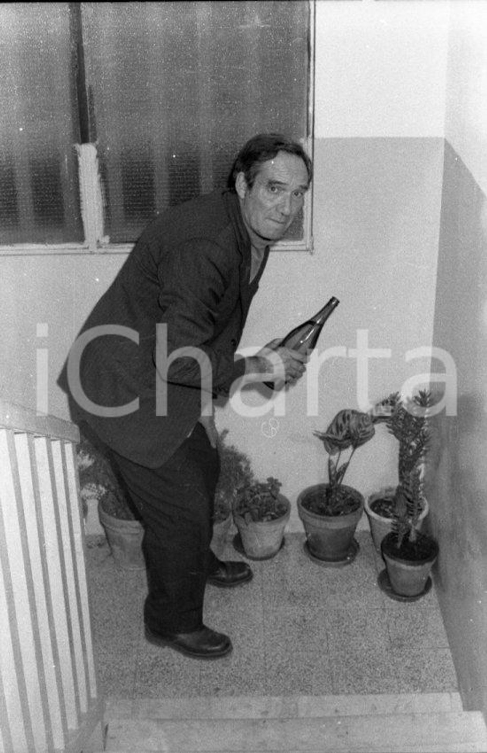 1970 ca ROMA Lamberto MAGGIORANI ritratto dell'attore NEGATIVO ORIGINALE 4 Negativo originale d'epoca in bianco e nero su pellicola.Autore: Sandro Borni.  E' SEVERAMENTE VIETATA LA RIPRODUZIONE.TUTTI I DIRITTI SONO RISERVATI.ICharta mette in vendita, sul negozio eBay e in esclusiva sul sito "icharta" il proprio archivio composto da numerose diapositive e negativi fotografici d'epoca, tutti originali e autentici.Si tratta di uno sguardo inedito sull'attualità, la politica, la vita quotidiana, il gossip e la cultura, che fotografa il cambiamento della nazione (e non solo) tra il 1890 ed il 1990 circa. Un'occasione unica per il mercato del collezionismo, che vede finalmente disponibile un archivio eccezionale per vastità, tematiche e condizioni, in un settore (il negativo fotografico e la diapositiva) di assoluta novità e dalle interessanti prospettive di investimento. CONDIZIONI:FAIR/discretoFORMATO: 35mm originale e autentica 1