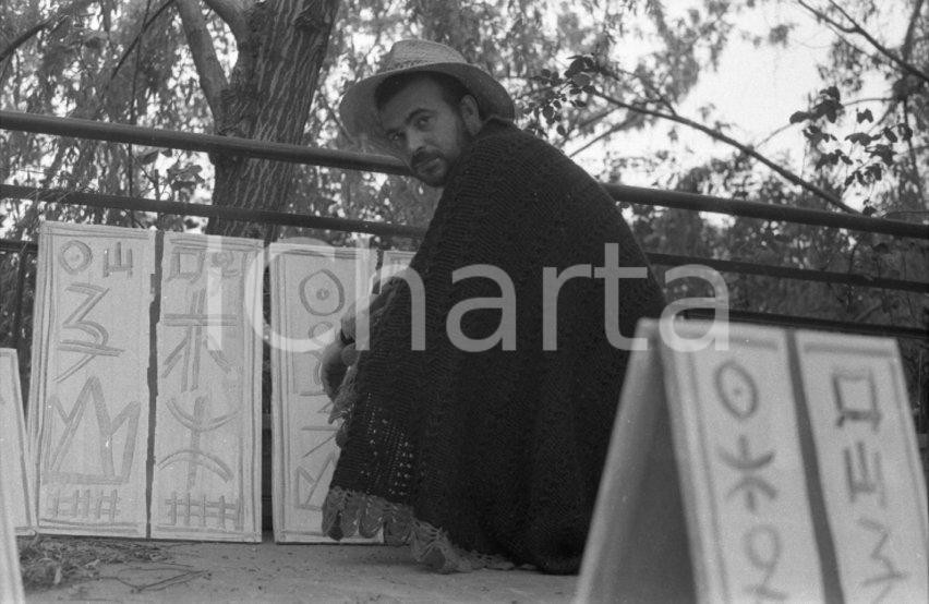 1970 ca ROMA Maurizio ARENA ritratto NEGATIVO ORIGINALE 2 Negativo originale d'epoca in bianco e nero su pellicola.Autore: Sandro Borni.  E' SEVERAMENTE VIETATA LA RIPRODUZIONE.TUTTI I DIRITTI SONO RISERVATI.ICharta mette in vendita, sul negozio eBay e in esclusiva sul sito "icharta" il proprio archivio composto da numerose diapositive e negativi fotografici d'epoca, tutti originali e autentici.Si tratta di uno sguardo inedito sull'attualità, la politica, la vita quotidiana, il gossip e la cultura, che fotografa il cambiamento della nazione (e non solo) tra il 1890 ed il 1990 circa. Un'occasione unica per il mercato del collezionismo, che vede finalmente disponibile un archivio eccezionale per vastità, tematiche e condizioni, in un settore (il negativo fotografico e la diapositiva) di assoluta novità e dalle interessanti prospettive di investimento. CONDIZIONI:FAIR/discretoFORMATO: 35mm originale e autentica 1