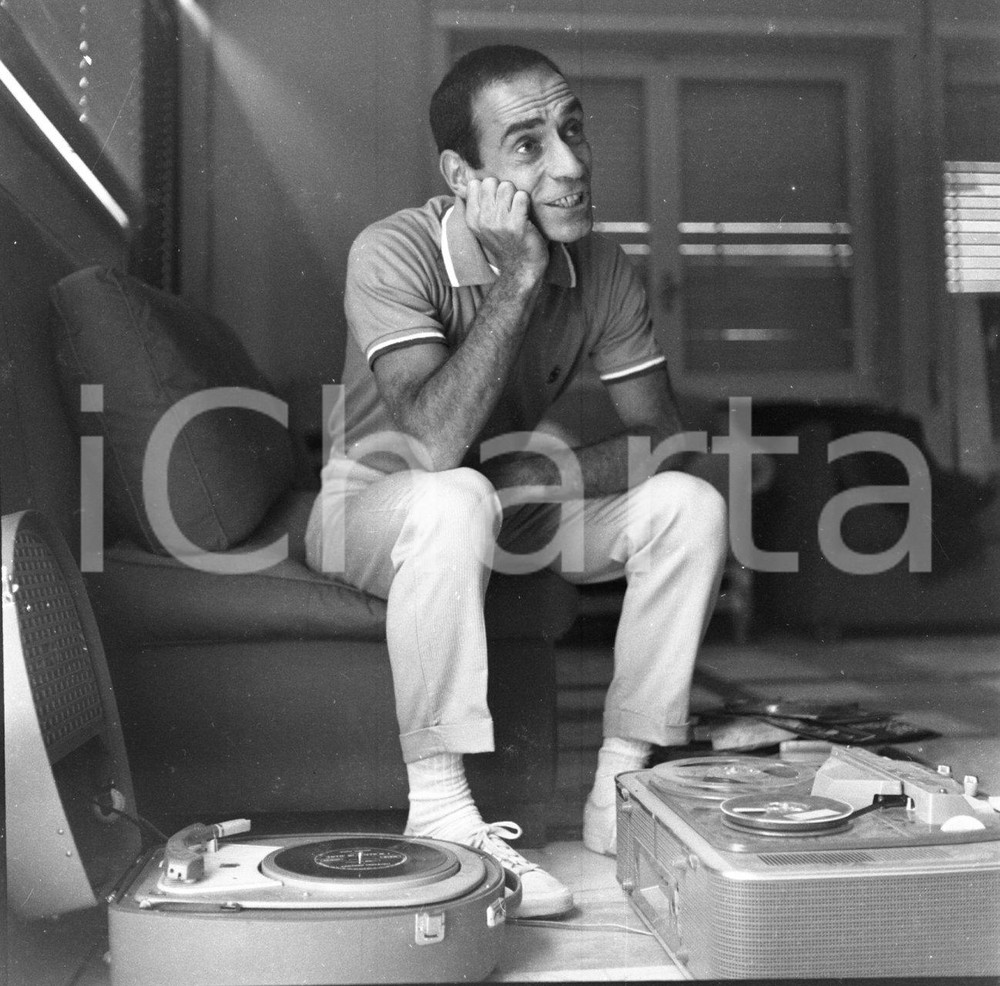 1960 ca ROMA DON LURIO ritratto NEGATIVO ORIGINALE 1 Negativo originale d'epoca in bianco e nero su pellicola.Autore: Sandro Borni  E' SEVERAMENTE VIETATA LA RIPRODUZIONE.TUTTI I DIRITTI SONO RISERVATI.ICharta mette in vendita, sul negozio eBay e in esclusiva sul sito "icharta" il proprio archivio composto da numerose diapositive e negativi fotografici d'epoca, tutti originali e autentici.Si tratta di uno sguardo inedito sull'attualità, la politica, la vita quotidiana, il gossip e la cultura, che fotografa il cambiamento della nazione (e non solo) tra il 1890 ed il 1990 circa. Un'occasione unica per il mercato del collezionismo, che vede finalmente disponibile un archivio eccezionale per vastità, tematiche e condizioni, in un settore (il negativo fotografico e la diapositiva) di assoluta novità e dalle interessanti prospettive di investimento. CONDIZIONI:FAIR/discreto Lievi puntinatureFORMATO: cm 6 x 6 originale e autentica 1