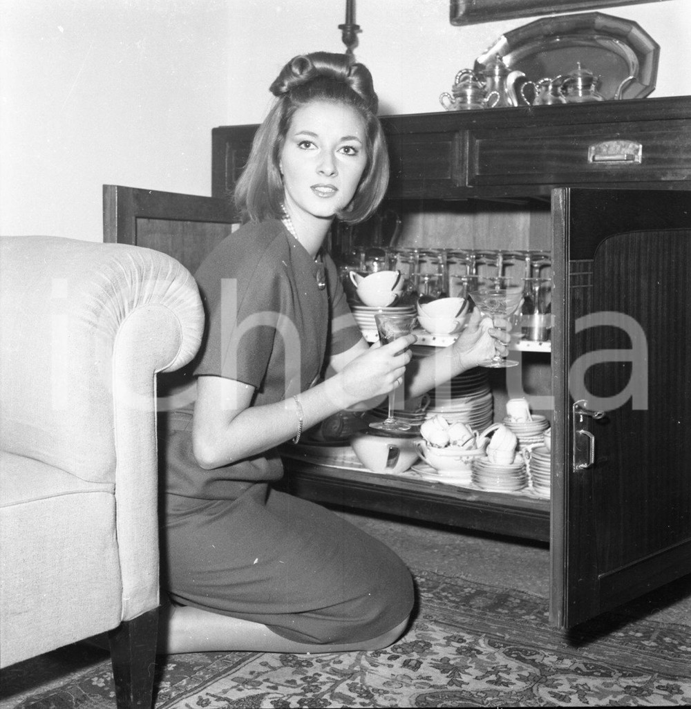 1963 ca ROMA Daniela BIANCHI ritratto della Bond girl NEGATIVO ORIGINALE 1 Negativo originale d'epoca in bianco e nero su pellicola.Autore: Sandro Borni  E' SEVERAMENTE VIETATA LA RIPRODUZIONE.TUTTI I DIRITTI SONO RISERVATI.ICharta mette in vendita, sul negozio eBay e in esclusiva sul sito "icharta" il proprio archivio composto da numerose diapositive e negativi fotografici d'epoca, tutti originali e autentici.Si tratta di uno sguardo inedito sull'attualità, la politica, la vita quotidiana, il gossip e la cultura, che fotografa il cambiamento della nazione (e non solo) tra il 1890 ed il 1990 circa. Un'occasione unica per il mercato del collezionismo, che vede finalmente disponibile un archivio eccezionale per vastità, tematiche e condizioni, in un settore (il negativo fotografico e la diapositiva) di assoluta novità e dalle interessanti prospettive di investimento. CONDIZIONI:FAIR/discretoFORMATO: cm 6 x 6 originale e autentica 1
