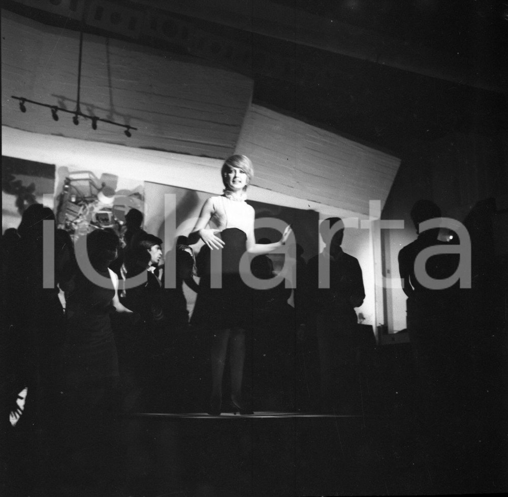 1970 ca MINA scatto sul palco programma RAI *NEGATIVO ORIGINALE Negativo originale d'epoca in bianco e nero su pellicola.Autore: Sandro Borni  E' SEVERAMENTE VIETATA LA RIPRODUZIONE.TUTTI I DIRITTI SONO RISERVATI.ICharta mette in vendita, sul negozio eBay e in esclusiva sul sito "icharta" il proprio archivio composto da numerose diapositive e negativi fotografici d'epoca, tutti originali e autentici.Si tratta di uno sguardo inedito sull'attualità, la politica, la vita quotidiana, il gossip e la cultura, che fotografa il cambiamento della nazione (e non solo) tra il 1890 ed il 1990 circa. Un'occasione unica per il mercato del collezionismo, che vede finalmente disponibile un archivio eccezionale per vastità, tematiche e condizioni, in un settore (il negativo fotografico e la diapositiva) di assoluta novità e dalle interessanti prospettive di investimento. CONDIZIONI:FAIR/discretoFORMATO: cm 6 x 6 originale e autentica 1