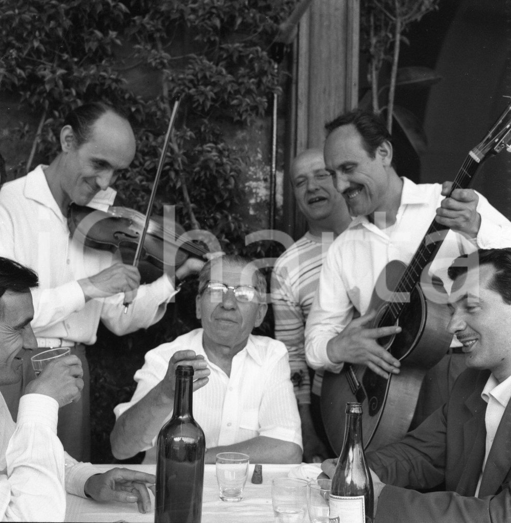 1960 ca NAPOLI Lucky LUCIANO pranzo tra amici al ristorante NEGATIVO ORIGINALE 1 Negativo originale d'epoca in bianco e nero su pellicola.Autore: Sandro Borni  E' SEVERAMENTE VIETATA LA RIPRODUZIONE.TUTTI I DIRITTI SONO RISERVATI.ICharta mette in vendita, sul negozio eBay e in esclusiva sul sito "icharta" il proprio archivio composto da numerose diapositive e negativi fotografici d'epoca, tutti originali e autentici.Si tratta di uno sguardo inedito sull'attualità, la politica, la vita quotidiana, il gossip e la cultura, che fotografa il cambiamento della nazione (e non solo) tra il 1890 ed il 1990 circa. Un'occasione unica per il mercato del collezionismo, che vede finalmente disponibile un archivio eccezionale per vastità, tematiche e condizioni, in un settore (il negativo fotografico e la diapositiva) di assoluta novità e dalle interessanti prospettive di investimento. CONDIZIONI:FAIR/discretoFORMATO: cm 6 x 6 originale e autentica 1