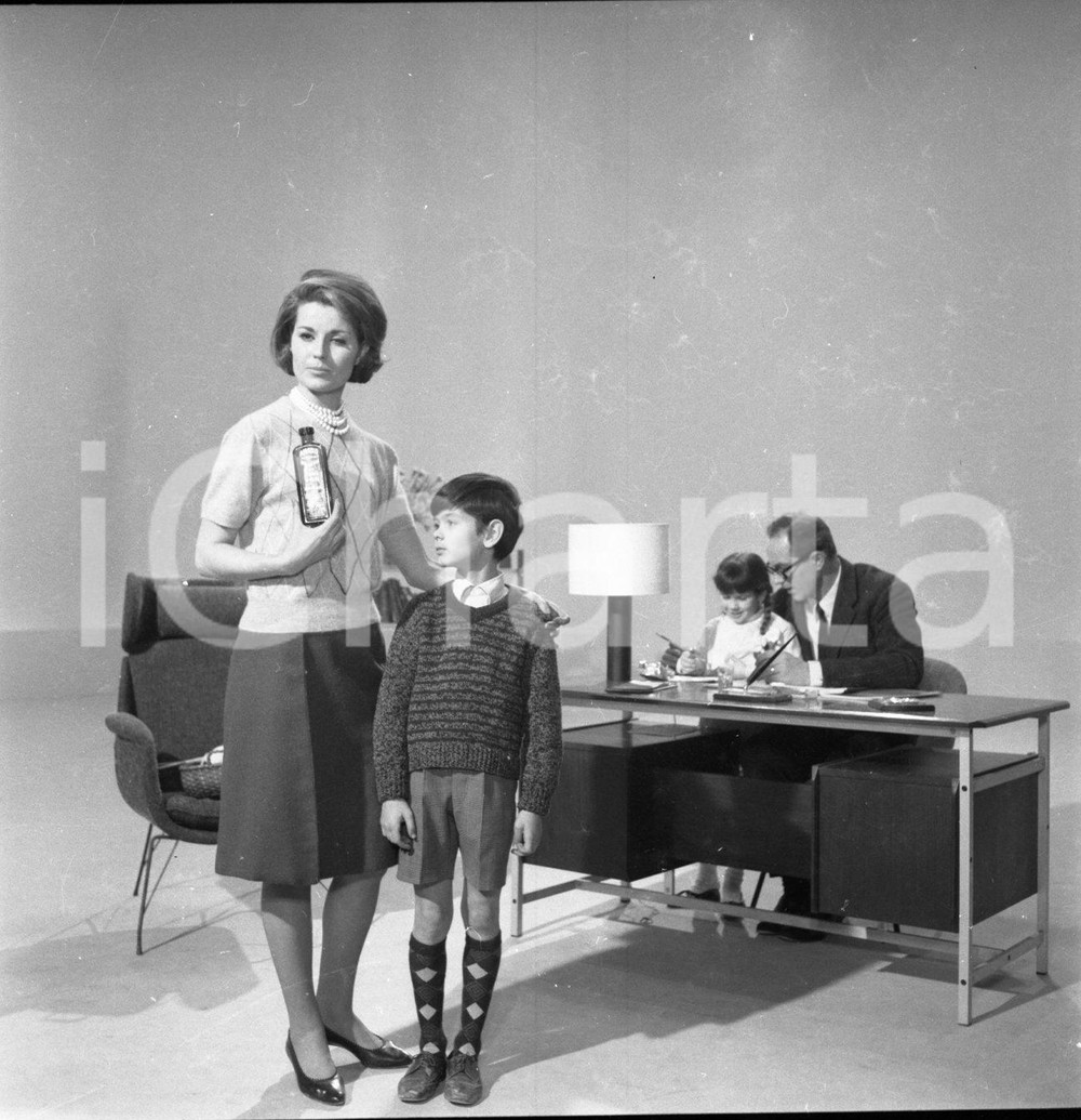 1965 ca Carosello spot AMARO MEDICINALE GIULIANI NEGATIVO ORIGINALE 1 Negativo originale d'epoca in bianco e nero su pellicola.Autore: Sandro Borni  E' SEVERAMENTE VIETATA LA RIPRODUZIONE.TUTTI I DIRITTI SONO RISERVATI.ICharta mette in vendita, sul negozio eBay e in esclusiva sul sito "icharta" il proprio archivio composto da numerose diapositive e negativi fotografici d'epoca, tutti originali e autentici.Si tratta di uno sguardo inedito sull'attualità, la politica, la vita quotidiana, il gossip e la cultura, che fotografa il cambiamento della nazione (e non solo) tra il 1890 ed il 1990 circa. Un'occasione unica per il mercato del collezionismo, che vede finalmente disponibile un archivio eccezionale per vastità, tematiche e condizioni, in un settore (il negativo fotografico e la diapositiva) di assoluta novità e dalle interessanti prospettive di investimento. CONDIZIONI:FAIR/discretoFORMATO: cm 6 x 6 originale e autentica 1