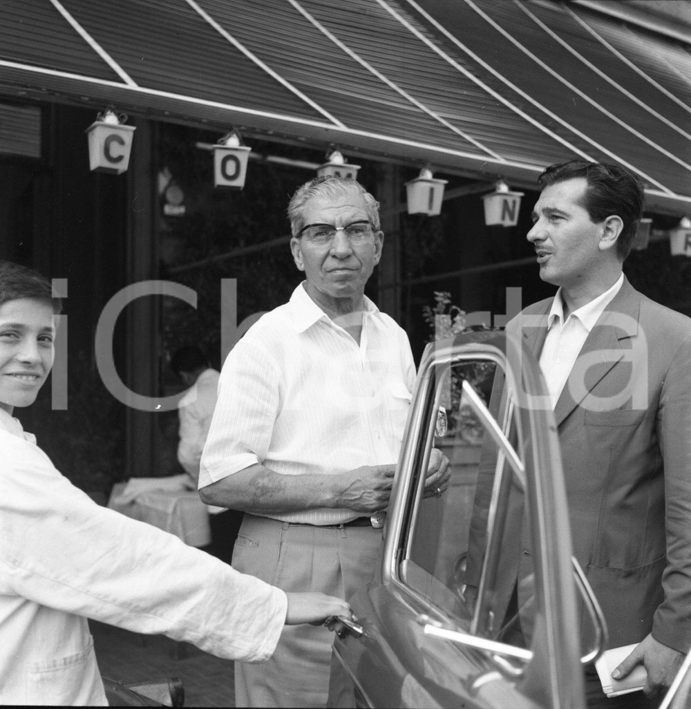 1960ca NAPOLI Lucky LUCIANO scatto all'uscita del ristorante NEGATIVO ORIGINALE Negativo originale d'epoca in bianco e nero su pellicola.Autore: Sandro Borni  E' SEVERAMENTE VIETATA LA RIPRODUZIONE.TUTTI I DIRITTI SONO RISERVATI.ICharta mette in vendita, sul negozio eBay e in esclusiva sul sito "icharta" il proprio archivio composto da numerose diapositive e negativi fotografici d'epoca, tutti originali e autentici.Si tratta di uno sguardo inedito sull'attualità, la politica, la vita quotidiana, il gossip e la cultura, che fotografa il cambiamento della nazione (e non solo) tra il 1890 ed il 1990 circa. Un'occasione unica per il mercato del collezionismo, che vede finalmente disponibile un archivio eccezionale per vastità, tematiche e condizioni, in un settore (il negativo fotografico e la diapositiva) di assoluta novità e dalle interessanti prospettive di investimento. CONDIZIONI:FAIR/discretoFORMATO: cm 6 x 6 originale e autentica 1