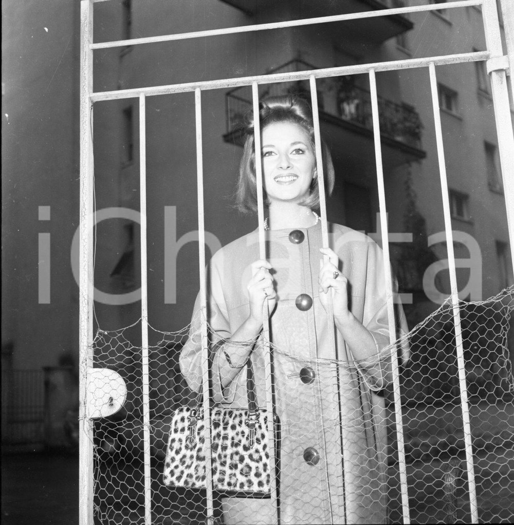 1963 ca ROMA Daniela BIANCHI ritratto della Bond girl NEGATIVO ORIGINALE 3 Negativo originale d'epoca in bianco e nero su pellicola.Autore: Sandro Borni  E' SEVERAMENTE VIETATA LA RIPRODUZIONE.TUTTI I DIRITTI SONO RISERVATI.ICharta mette in vendita, sul negozio eBay e in esclusiva sul sito "icharta" il proprio archivio composto da numerose diapositive e negativi fotografici d'epoca, tutti originali e autentici.Si tratta di uno sguardo inedito sull'attualità, la politica, la vita quotidiana, il gossip e la cultura, che fotografa il cambiamento della nazione (e non solo) tra il 1890 ed il 1990 circa. Un'occasione unica per il mercato del collezionismo, che vede finalmente disponibile un archivio eccezionale per vastità, tematiche e condizioni, in un settore (il negativo fotografico e la diapositiva) di assoluta novità e dalle interessanti prospettive di investimento. CONDIZIONI:FAIR/discretoFORMATO: cm 6 x 6 originale e autentica 1
