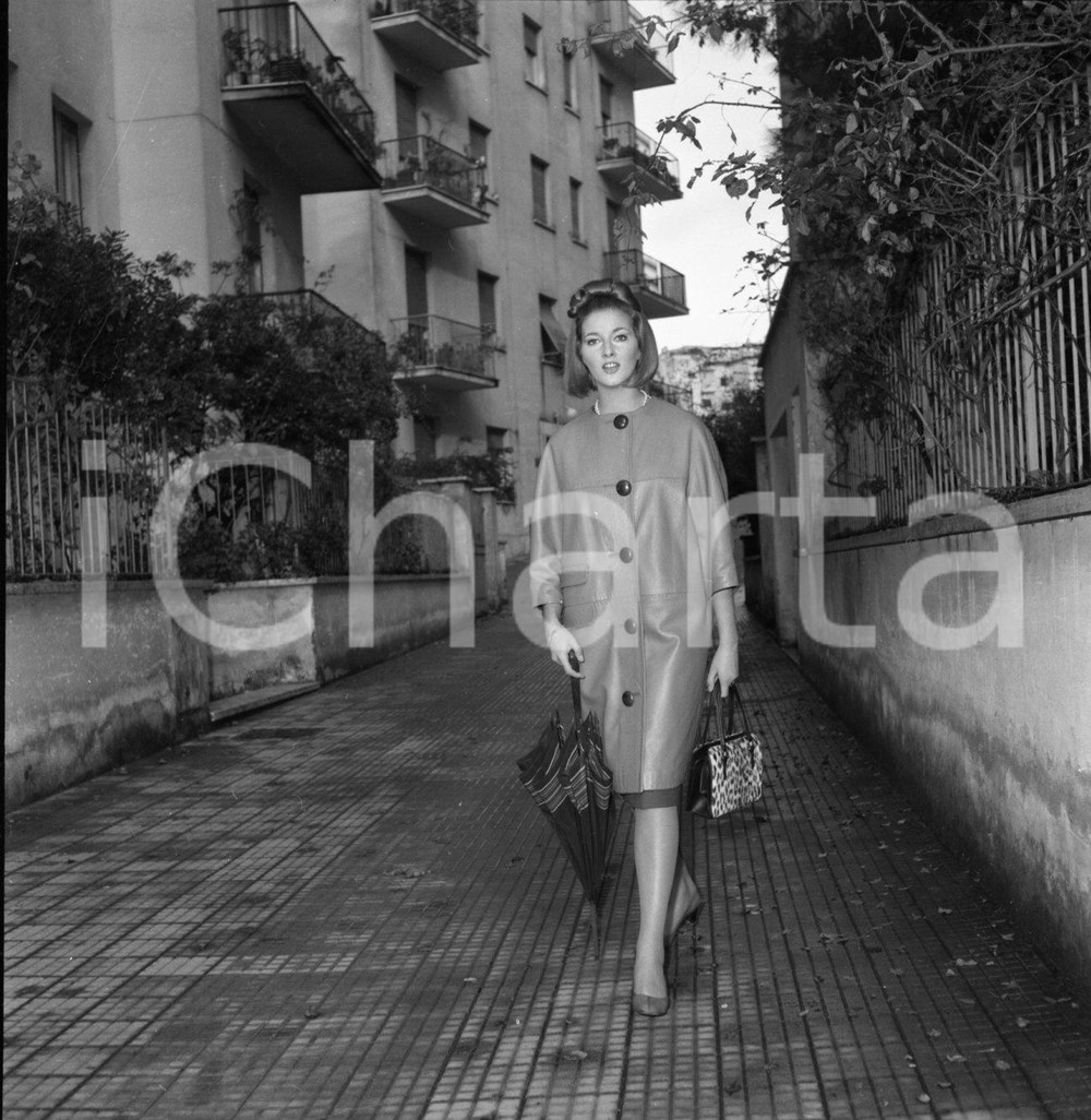 1963 ca ROMA Daniela BIANCHI ritratto della Bond girl NEGATIVO ORIGINALE 5 Negativo originale d'epoca in bianco e nero su pellicola.Autore: Sandro Borni  E' SEVERAMENTE VIETATA LA RIPRODUZIONE.TUTTI I DIRITTI SONO RISERVATI.ICharta mette in vendita, sul negozio eBay e in esclusiva sul sito "icharta" il proprio archivio composto da numerose diapositive e negativi fotografici d'epoca, tutti originali e autentici.Si tratta di uno sguardo inedito sull'attualità, la politica, la vita quotidiana, il gossip e la cultura, che fotografa il cambiamento della nazione (e non solo) tra il 1890 ed il 1990 circa. Un'occasione unica per il mercato del collezionismo, che vede finalmente disponibile un archivio eccezionale per vastità, tematiche e condizioni, in un settore (il negativo fotografico e la diapositiva) di assoluta novità e dalle interessanti prospettive di investimento. CONDIZIONI:FAIR/discretoFORMATO: cm 6 x 6 originale e autentica 1