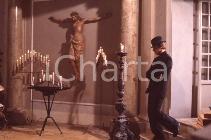 1983 DON CAMILLO film Terence HILL scatto di scena DIAPOSITIVA ORIGINALE Diapositiva originale d'epoca a colori su pellicola.Autore: Sandro Borni  E' SEVERAMENTE VIETATA LA RIPRODUZIONE.TUTTI I DIRITTI SONO RISERVATI.ICharta mette in vendita, sul negozio eBay e in esclusiva sul sito "icharta" il proprio archivio composto da numerose diapositive e negativi fotografici d'epoca, tutti originali e autentici.Si tratta di uno sguardo inedito sull'attualità, la politica, la vita quotidiana, il gossip e la cultura, che fotografa il cambiamento della nazione (e non solo) tra il 1890 ed il 1990 circa. Un'occasione unica per il mercato del collezionismo, che vede finalmente disponibile un archivio eccezionale per vastità, tematiche e condizioni, in un settore (il negativo fotografico e la diapositiva) di assoluta novità e dalle interessanti prospettive di investimento. CONDIZIONI:FAIR/discretoFORMATO: 35mm originale e autentica 1