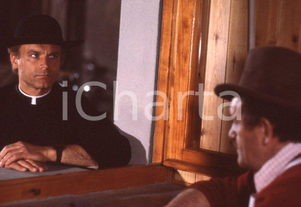 1983 DON CAMILLO film Terence HILL scatto sul set DIAPOSITIVA ORIGINALE 3 Diapositiva originale d'epoca a colori su pellicola.Autore: Sandro Borni  E' SEVERAMENTE VIETATA LA RIPRODUZIONE.TUTTI I DIRITTI SONO RISERVATI.ICharta mette in vendita, sul negozio eBay e in esclusiva sul sito "icharta" il proprio archivio composto da numerose diapositive e negativi fotografici d'epoca, tutti originali e autentici.Si tratta di uno sguardo inedito sull'attualità, la politica, la vita quotidiana, il gossip e la cultura, che fotografa il cambiamento della nazione (e non solo) tra il 1890 ed il 1990 circa. Un'occasione unica per il mercato del collezionismo, che vede finalmente disponibile un archivio eccezionale per vastità, tematiche e condizioni, in un settore (il negativo fotografico e la diapositiva) di assoluta novità e dalle interessanti prospettive di investimento. CONDIZIONI:FAIR/discretoFORMATO: 35mm originale e autentica 1