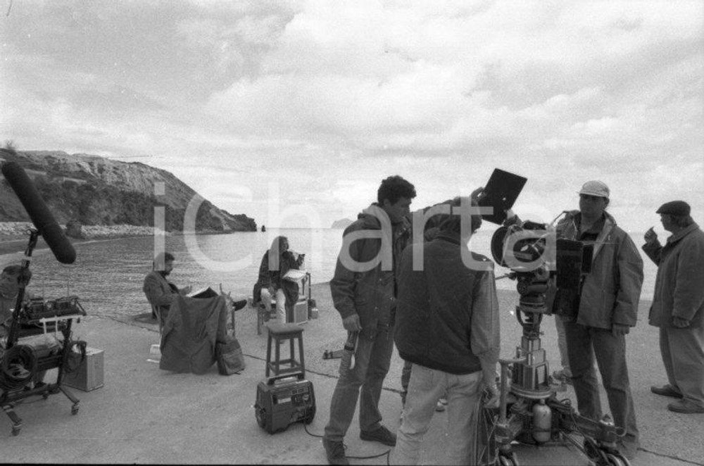 1993 CARO DIARIO Nanni MORETTI Isole Eolie scatto sul set NEGATIVO ORIGINALE 1 Negativo originale d'epoca in bianco e nero su pellicola.Autore: Sandro Borni  E' SEVERAMENTE VIETATA LA RIPRODUZIONE. 0TUTTI I DIRITTI SONO RISERVATI.ICharta mette in vendita, sul negozio eBay e in esclusiva sul sito "icharta" il proprio archivio composto da numerose diapositive e negativi fotografici d'epoca, tutti originali e autentici.Si tratta di uno sguardo inedito sull'attualità, la politica, la vita quotidiana, il gossip e la cultura, che fotografa il cambiamento della nazione (e non solo) tra il 1890 ed il 1990 circa. Un'occasione unica per il mercato del collezionismo, che vede finalmente disponibile un archivio eccezionale per vastità, tematiche e condizioni, in un settore (il negativo fotografico e la diapositiva) di assoluta novità e dalle interessanti prospettive di investimento. CONDIZIONI:FAIR/discretoFORMATO: 35mm originale e autentica 1