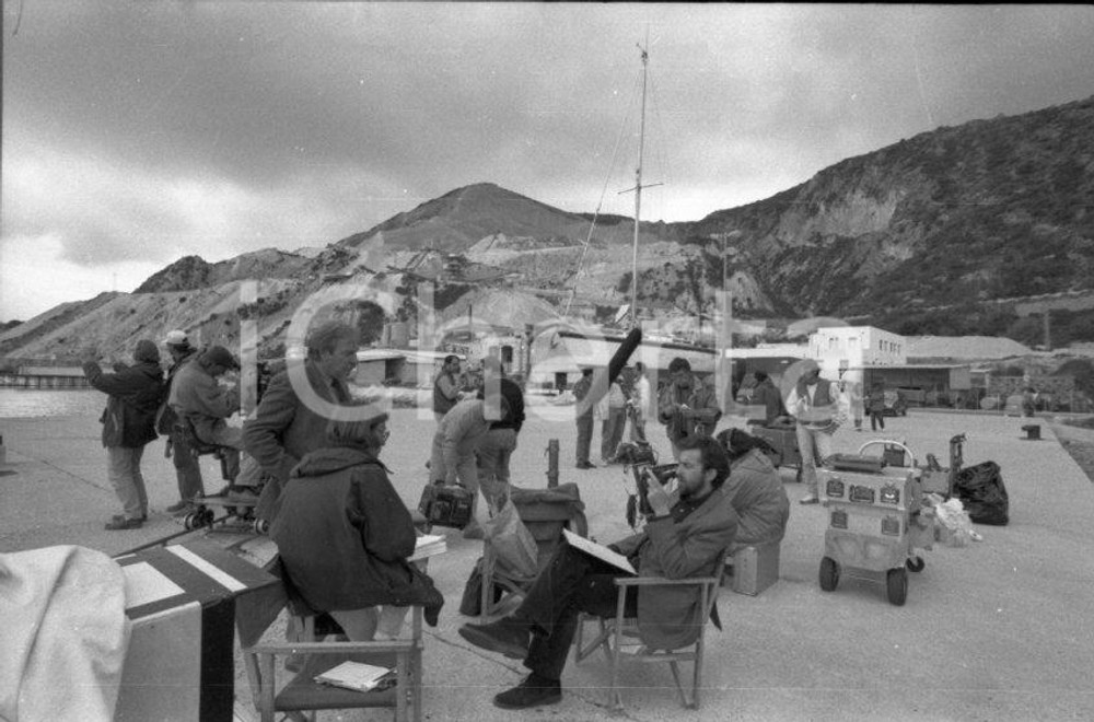 1993 CARO DIARIO Nanni MORETTI Isole Eolie scatto sul set NEGATIVO ORIGINALE 2 Negativo originale d'epoca in bianco e nero su pellicola.Autore: Sandro Borni  E' SEVERAMENTE VIETATA LA RIPRODUZIONE. 0TUTTI I DIRITTI SONO RISERVATI.ICharta mette in vendita, sul negozio eBay e in esclusiva sul sito "icharta" il proprio archivio composto da numerose diapositive e negativi fotografici d'epoca, tutti originali e autentici.Si tratta di uno sguardo inedito sull'attualità, la politica, la vita quotidiana, il gossip e la cultura, che fotografa il cambiamento della nazione (e non solo) tra il 1890 ed il 1990 circa. Un'occasione unica per il mercato del collezionismo, che vede finalmente disponibile un archivio eccezionale per vastità, tematiche e condizioni, in un settore (il negativo fotografico e la diapositiva) di assoluta novità e dalle interessanti prospettive di investimento. CONDIZIONI:FAIR/discretoFORMATO: 35mm originale e autentica 1
