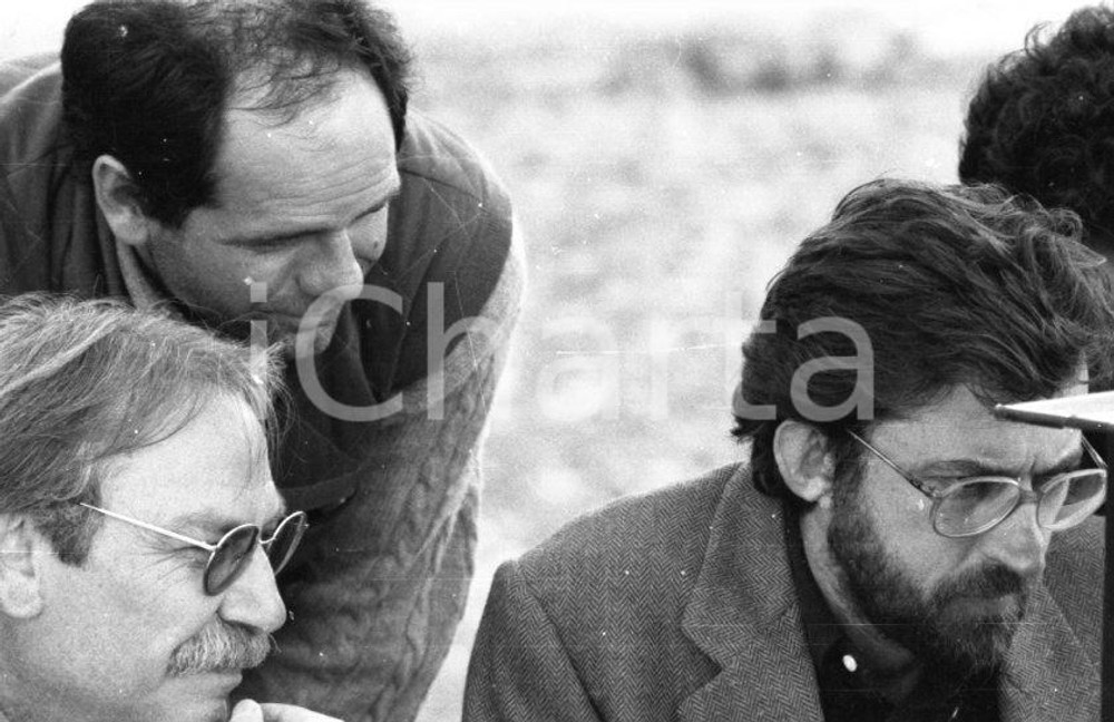 1993 CARO DIARIO Nanni MORETTI Isole Eolie scatto sul set NEGATIVO ORIGINALE 7 Negativo originale d'epoca in bianco e nero su pellicola.Autore: Sandro Borni  E' SEVERAMENTE VIETATA LA RIPRODUZIONE. 0TUTTI I DIRITTI SONO RISERVATI.ICharta mette in vendita, sul negozio eBay e in esclusiva sul sito "icharta" il proprio archivio composto da numerose diapositive e negativi fotografici d'epoca, tutti originali e autentici.Si tratta di uno sguardo inedito sull'attualità, la politica, la vita quotidiana, il gossip e la cultura, che fotografa il cambiamento della nazione (e non solo) tra il 1890 ed il 1990 circa. Un'occasione unica per il mercato del collezionismo, che vede finalmente disponibile un archivio eccezionale per vastità, tematiche e condizioni, in un settore (il negativo fotografico e la diapositiva) di assoluta novità e dalle interessanti prospettive di investimento. CONDIZIONI:FAIR/discretoFORMATO: 35mm originale e autentica 1