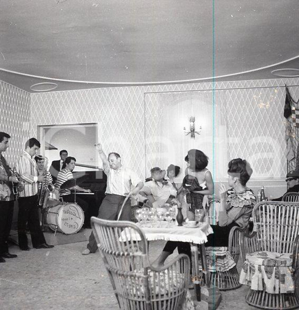 1963 ROMA Musica LAURO MINZONI AND HIS COMETS *NEGATIVO ORIGINALE Negativo originale d'epoca in bianco e nero su pellicola.Autore: Sandro Borni  E' SEVERAMENTE VIETATA LA RIPRODUZIONE.TUTTI I DIRITTI SONO RISERVATI.ICharta mette in vendita, sul negozio eBay e in esclusiva sul sito "icharta" il proprio archivio composto da numerose diapositive e negativi fotografici d'epoca, tutti originali e autentici.Si tratta di uno sguardo inedito sull'attualità, la politica, la vita quotidiana, il gossip e la cultura, che fotografa il cambiamento della nazione (e non solo) tra il 1890 ed il 1990 circa. Un'occasione unica per il mercato del collezionismo, che vede finalmente disponibile un archivio eccezionale per vastità, tematiche e condizioni, in un settore (il negativo fotografico e la diapositiva) di assoluta novità e dalle interessanti prospettive di investimento. CONDIZIONI:FAIR/discreto La filigrana blu sulla destra dell'immagine non è presente sull'originaleFORMATO: cm 6 x 6 originale e autentica 1