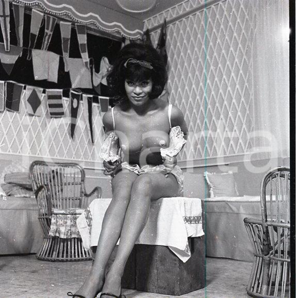 1963 ROMA  Vita notturna, night club ballerina, strip tease *NEGATIVO ORIGINALE Negativo originale d'epoca in bianco e nero su pellicola.Autore: Sandro Borni  E' SEVERAMENTE VIETATA LA RIPRODUZIONE.TUTTI I DIRITTI SONO RISERVATI.ICharta mette in vendita, sul negozio eBay e in esclusiva sul sito "icharta" il proprio archivio composto da numerose diapositive e negativi fotografici d'epoca, tutti originali e autentici.Si tratta di uno sguardo inedito sull'attualità, la politica, la vita quotidiana, il gossip e la cultura, che fotografa il cambiamento della nazione (e non solo) tra il 1890 ed il 1990 circa. Un'occasione unica per il mercato del collezionismo, che vede finalmente disponibile un archivio eccezionale per vastità, tematiche e condizioni, in un settore (il negativo fotografico e la diapositiva) di assoluta novità e dalle interessanti prospettive di investimento. CONDIZIONI:FAIR/discreto Puntinature. La filigrana blu sulla destra dell'immagine non è presente sull'originaleFORMATO: cm 6 x 6 originale e autentica 1