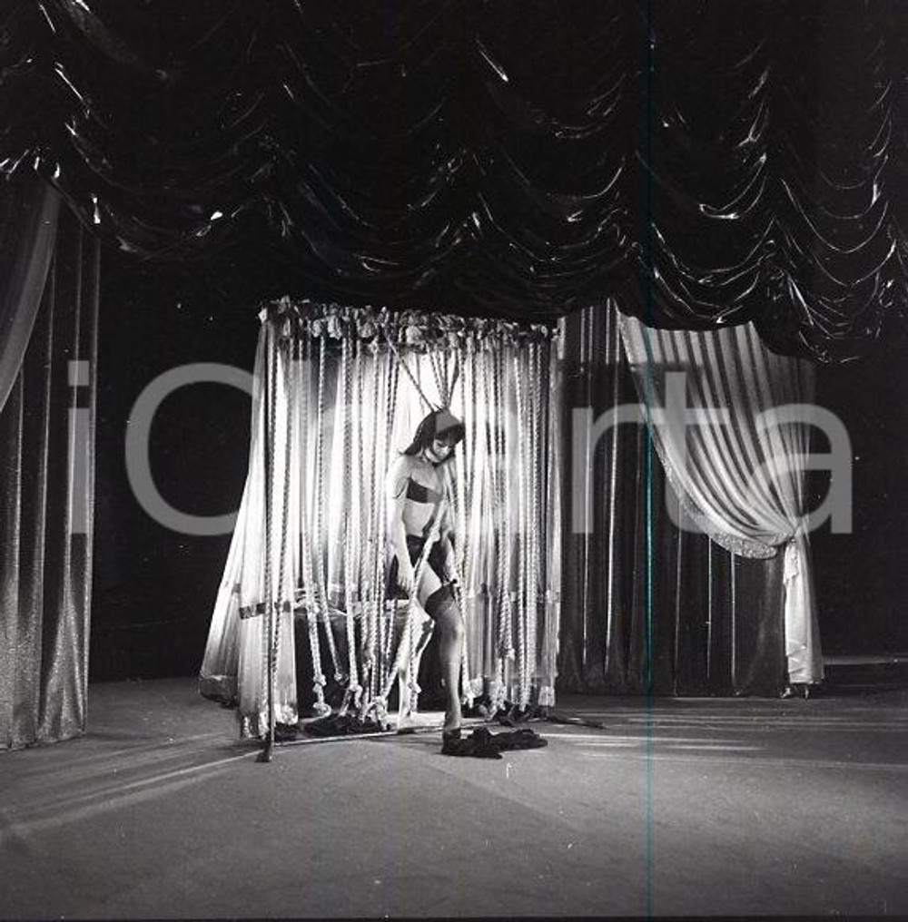 1963 ROMA  Vita notturna, night club, ballerina, strip tease *NEGATIVO ORIGINALE Negativo originale d'epoca in bianco e nero su pellicola.Autore: Sandro Borni  E' SEVERAMENTE VIETATA LA RIPRODUZIONE.TUTTI I DIRITTI SONO RISERVATI.ICharta mette in vendita, sul negozio eBay e in esclusiva sul sito "icharta" il proprio archivio composto da numerose diapositive e negativi fotografici d'epoca, tutti originali e autentici.Si tratta di uno sguardo inedito sull'attualità, la politica, la vita quotidiana, il gossip e la cultura, che fotografa il cambiamento della nazione (e non solo) tra il 1890 ed il 1990 circa. Un'occasione unica per il mercato del collezionismo, che vede finalmente disponibile un archivio eccezionale per vastità, tematiche e condizioni, in un settore (il negativo fotografico e la diapositiva) di assoluta novità e dalle interessanti prospettive di investimento. CONDIZIONI:FAIR/discreto Puntinature. La filigrana blu sulla destra dell'immagine non è presente sull'originaleFORMATO: cm 6 x 6 originale e autentica 1