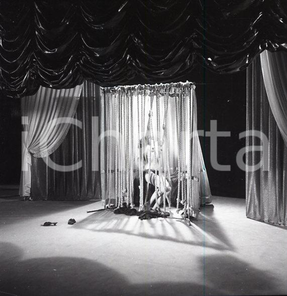 1963 ROMA  Vita notturna night club ballerina, strip tease *NEGATIVO ORIGINALE 2 Negativo originale d'epoca in bianco e nero su pellicola.Autore: Sandro Borni  E' SEVERAMENTE VIETATA LA RIPRODUZIONE.TUTTI I DIRITTI SONO RISERVATI.ICharta mette in vendita, sul negozio eBay e in esclusiva sul sito "icharta" il proprio archivio composto da numerose diapositive e negativi fotografici d'epoca, tutti originali e autentici.Si tratta di uno sguardo inedito sull'attualità, la politica, la vita quotidiana, il gossip e la cultura, che fotografa il cambiamento della nazione (e non solo) tra il 1890 ed il 1990 circa. Un'occasione unica per il mercato del collezionismo, che vede finalmente disponibile un archivio eccezionale per vastità, tematiche e condizioni, in un settore (il negativo fotografico e la diapositiva) di assoluta novità e dalle interessanti prospettive di investimento. CONDIZIONI:FAIR/discreto Puntinature. La filigrana blu sulla destra dell'immagine non è presente sull'originaleFORMATO: cm 6 x 6 originale e autentica 1