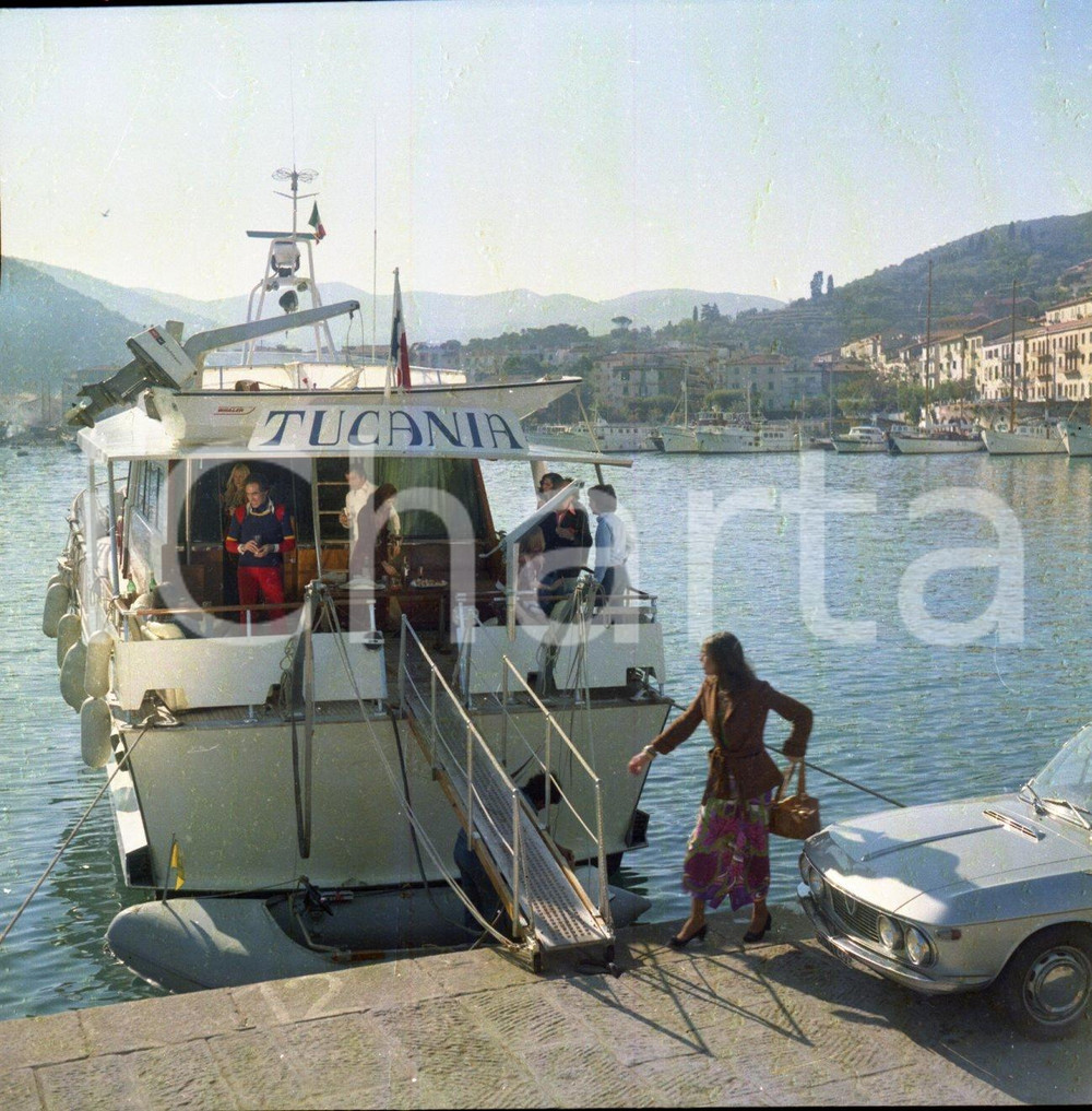 1974 SPASMO scatto sul set del film regia di Umberto LENZI *NEGATIVO ORIGINALE 1 Negativo originale d'epoca a colori su pellicola.Autore: Sandro Borni  E' SEVERAMENTE VIETATA LA RIPRODUZIONE.TUTTI I DIRITTI SONO RISERVATI.ICharta mette in vendita, sul negozio eBay e in esclusiva sul sito "icharta" il proprio archivio composto da numerose diapositive e negativi fotografici d'epoca, tutti originali e autentici.Si tratta di uno sguardo inedito sull'attualità, la politica, la vita quotidiana, il gossip e la cultura, che fotografa il cambiamento della nazione (e non solo) tra il 1890 ed il 1990 circa. Un'occasione unica per il mercato del collezionismo, che vede finalmente disponibile un archivio eccezionale per vastità, tematiche e condizioni, in un settore (il negativo fotografico e la diapositiva) di assoluta novità e dalle interessanti prospettive di investimento. CONDIZIONI:FAIR/discretoFORMATO: cm 6 x 6 originale e autentica 1