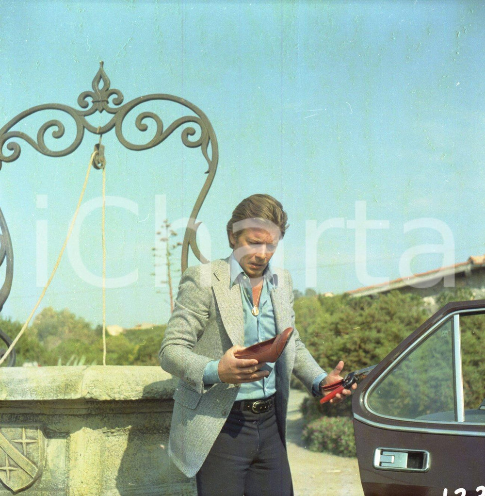 1974 SPASMO film regia di Umberto LENZI Robert HOFFMAN NEGATIVO ORIGINALE Scatto sul setNegativo originale d'epoca a colori su pellicola.Autore: Sandro Borni  E' SEVERAMENTE VIETATA LA RIPRODUZIONE.TUTTI I DIRITTI SONO RISERVATI.ICharta mette in vendita, sul negozio eBay e in esclusiva sul sito "icharta" il proprio archivio composto da numerose diapositive e negativi fotografici d'epoca, tutti originali e autentici.Si tratta di uno sguardo inedito sull'attualità, la politica, la vita quotidiana, il gossip e la cultura, che fotografa il cambiamento della nazione (e non solo) tra il 1890 ed il 1990 circa. Un'occasione unica per il mercato del collezionismo, che vede finalmente disponibile un archivio eccezionale per vastità, tematiche e condizioni, in un settore (il negativo fotografico e la diapositiva) di assoluta novità e dalle interessanti prospettive di investimento. CONDIZIONI:FAIR/discretoFORMATO: cm 6 x 6 originale e autentica 1