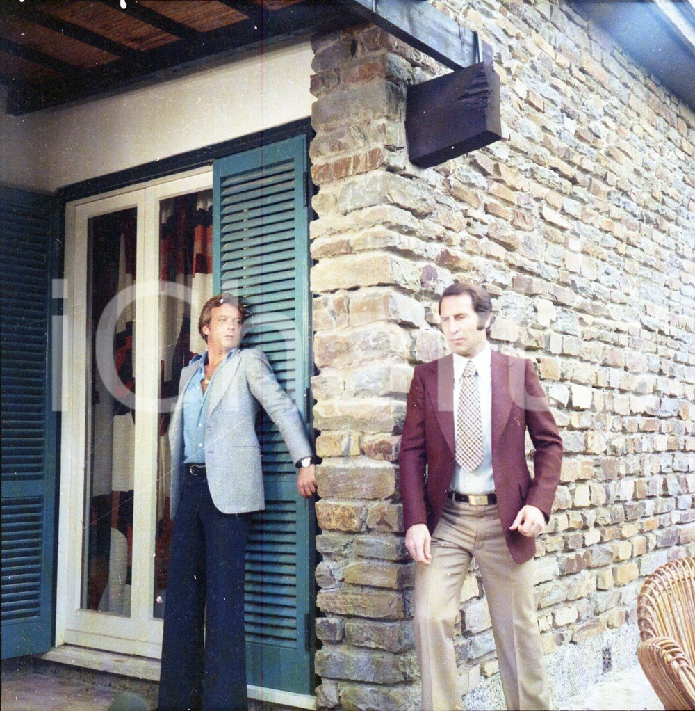 1974 SPASMO Umberto Lenzi film Robert HOFFMAN Mario ERPICHINI NEGATIVO ORIGINALE Scatto sul set regia di Umberto LENZI. Negativo originale d'epoca a colori su pellicola.Autore: Sandro Borni  E' SEVERAMENTE VIETATA LA RIPRODUZIONE.TUTTI I DIRITTI SONO RISERVATI.ICharta mette in vendita, sul negozio eBay e in esclusiva sul sito "icharta" il proprio archivio composto da numerose diapositive e negativi fotografici d'epoca, tutti originali e autentici.Si tratta di uno sguardo inedito sull'attualità, la politica, la vita quotidiana, il gossip e la cultura, che fotografa il cambiamento della nazione (e non solo) tra il 1890 ed il 1990 circa. Un'occasione unica per il mercato del collezionismo, che vede finalmente disponibile un archivio eccezionale per vastità, tematiche e condizioni, in un settore (il negativo fotografico e la diapositiva) di assoluta novità e dalle interessanti prospettive di investimento. CONDIZIONI:FAIR/discretoFORMATO: cm 6 x 6 originale e autentica 1