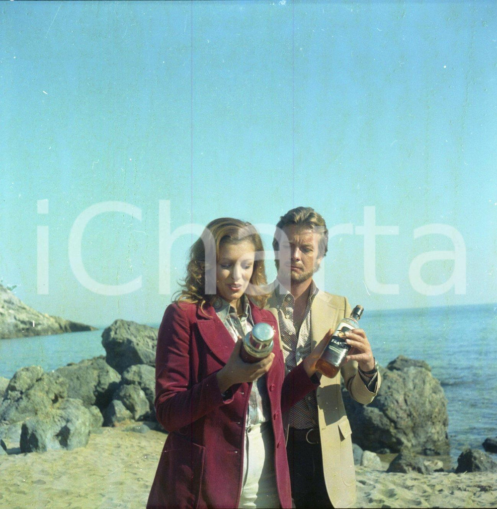 1974 SPASMO film Robert HOFFMAN Maria Pia CONTE NEGATIVO ORIGINALE Scatto sul set regia di Umberto LENZI. Negativo originale d'epoca a colori su pellicola.Autore: Sandro Borni  E' SEVERAMENTE VIETATA LA RIPRODUZIONE.TUTTI I DIRITTI SONO RISERVATI.ICharta mette in vendita, sul negozio eBay e in esclusiva sul sito "icharta" il proprio archivio composto da numerose diapositive e negativi fotografici d'epoca, tutti originali e autentici.Si tratta di uno sguardo inedito sull'attualità, la politica, la vita quotidiana, il gossip e la cultura, che fotografa il cambiamento della nazione (e non solo) tra il 1890 ed il 1990 circa. Un'occasione unica per il mercato del collezionismo, che vede finalmente disponibile un archivio eccezionale per vastità, tematiche e condizioni, in un settore (il negativo fotografico e la diapositiva) di assoluta novità e dalle interessanti prospettive di investimento. CONDIZIONI:FAIR/discreto IngiallimentiFORMATO: cm 6 x 6 originale e autentica 1