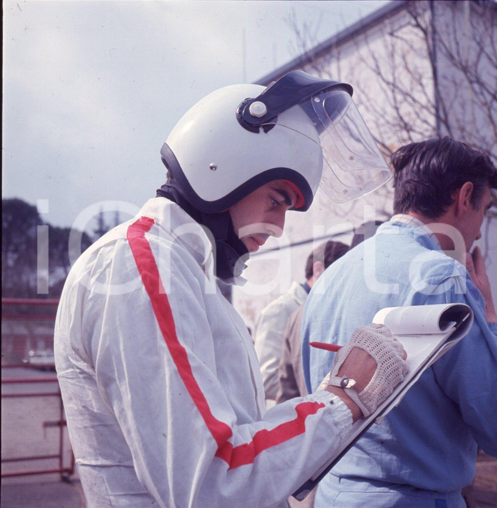 1971 MAGIONE PG- LITTLE TONY scuola piloti Henry MORROGH DIAPOSITIVA ORIGINALE 1 Diapositiva originale d'epoca a colori su pellicola.Autore: Sandro Borni  E' SEVERAMENTE VIETATA LA RIPRODUZIONE.TUTTI I DIRITTI SONO RISERVATI.ICharta mette in vendita, sul negozio eBay e in esclusiva sul sito "icharta" il proprio archivio composto da numerose diapositive e negativi fotografici d'epoca, tutti originali e autentici.Si tratta di uno sguardo inedito sull'attualità, la politica, la vita quotidiana, il gossip e la cultura, che fotografa il cambiamento della nazione (e non solo) tra il 1890 ed il 1990 circa. Un'occasione unica per il mercato del collezionismo, che vede finalmente disponibile un archivio eccezionale per vastità, tematiche e condizioni, in un settore (il negativo fotografico e la diapositiva) di assoluta novità e dalle interessanti prospettive di investimento. CONDIZIONI:FAIR/discretoFORMATO: cm 6 x 6 originale e autentica 1