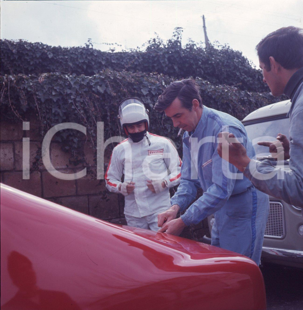 1971 MAGIONE PG- LITTLE TONY scuola piloti Henry MORROGH DIAPOSITIVA ORIGINALE 5 Diapositiva originale d'epoca a colori su pellicola.Autore: Sandro Borni  E' SEVERAMENTE VIETATA LA RIPRODUZIONE.TUTTI I DIRITTI SONO RISERVATI.ICharta mette in vendita, sul negozio eBay e in esclusiva sul sito "icharta" il proprio archivio composto da numerose diapositive e negativi fotografici d'epoca, tutti originali e autentici.Si tratta di uno sguardo inedito sull'attualità, la politica, la vita quotidiana, il gossip e la cultura, che fotografa il cambiamento della nazione (e non solo) tra il 1890 ed il 1990 circa. Un'occasione unica per il mercato del collezionismo, che vede finalmente disponibile un archivio eccezionale per vastità, tematiche e condizioni, in un settore (il negativo fotografico e la diapositiva) di assoluta novità e dalle interessanti prospettive di investimento. CONDIZIONI:FAIR/discretoFORMATO: cm 6 x 6 originale e autentica 1