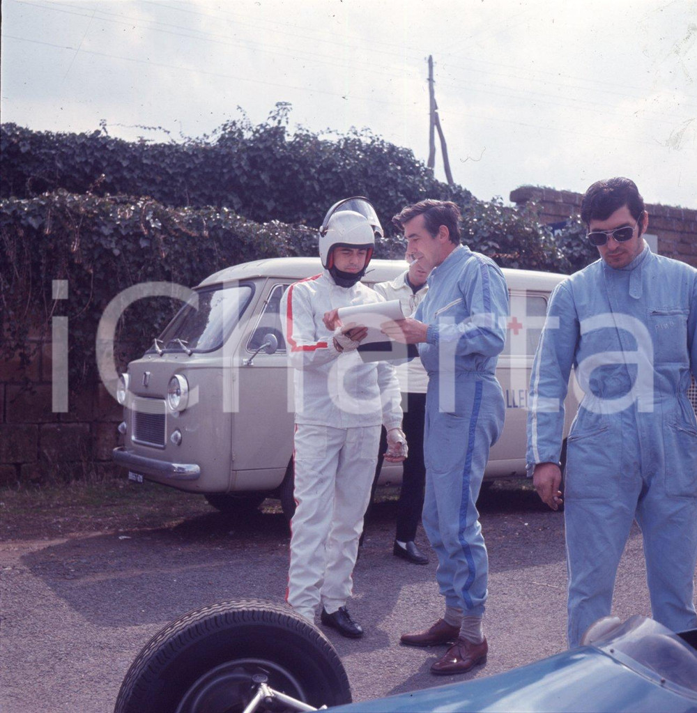 1971 MAGIONE PG- LITTLE TONY scuola piloti Henry MORROGH DIAPOSITIVA ORIGINALE 4 Diapositiva originale d'epoca a colori su pellicola.Autore: Sandro Borni  E' SEVERAMENTE VIETATA LA RIPRODUZIONE.TUTTI I DIRITTI SONO RISERVATI.ICharta mette in vendita, sul negozio eBay e in esclusiva sul sito "icharta" il proprio archivio composto da numerose diapositive e negativi fotografici d'epoca, tutti originali e autentici.Si tratta di uno sguardo inedito sull'attualità, la politica, la vita quotidiana, il gossip e la cultura, che fotografa il cambiamento della nazione (e non solo) tra il 1890 ed il 1990 circa. Un'occasione unica per il mercato del collezionismo, che vede finalmente disponibile un archivio eccezionale per vastità, tematiche e condizioni, in un settore (il negativo fotografico e la diapositiva) di assoluta novità e dalle interessanti prospettive di investimento. CONDIZIONI:FAIR/discretoFORMATO: cm 6 x 6 originale e autentica 1