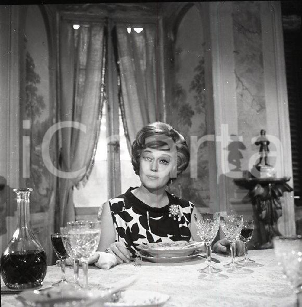 1960 ca LIA ZOPPELLI scatto di scena NEGATIVO ORIGINALE 2 Negativo originale d'epoca in bianco e nero su pellicola.Autore: Sandro Borni  E' SEVERAMENTE VIETATA LA RIPRODUZIONE.TUTTI I DIRITTI SONO RISERVATI.ICharta mette in vendita, sul negozio eBay e in esclusiva sul sito "icharta" il proprio archivio composto da numerose diapositive e negativi fotografici d'epoca, tutti originali e autentici.Si tratta di uno sguardo inedito sull'attualità, la politica, la vita quotidiana, il gossip e la cultura, che fotografa il cambiamento della nazione (e non solo) tra il 1890 ed il 1990 circa. Un'occasione unica per il mercato del collezionismo, che vede finalmente disponibile un archivio eccezionale per vastità, tematiche e condizioni, in un settore (il negativo fotografico e la diapositiva) di assoluta novità e dalle interessanti prospettive di investimento. CONDIZIONI:FAIR/discretoFORMATO: cm 6 x 6 originale e autentica 1