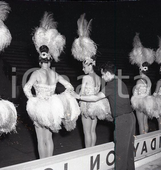 1962  ROMA? HOLIDAY ON ICE preparazione spettacolo NEGATIVO ORIGINALE Negativo originale d'epoca in bianco e nero su pellicola.Autore: Sandro Borni  E' SEVERAMENTE VIETATA LA RIPRODUZIONE.TUTTI I DIRITTI SONO RISERVATI.ICharta mette in vendita, sul negozio eBay e in esclusiva sul sito "icharta" il proprio archivio composto da numerose diapositive e negativi fotografici d'epoca, tutti originali e autentici.Si tratta di uno sguardo inedito sull'attualità, la politica, la vita quotidiana, il gossip e la cultura, che fotografa il cambiamento della nazione (e non solo) tra il 1890 ed il 1990 circa. Un'occasione unica per il mercato del collezionismo, che vede finalmente disponibile un archivio eccezionale per vastità, tematiche e condizioni, in un settore (il negativo fotografico e la diapositiva) di assoluta novità e dalle interessanti prospettive di investimento. CONDIZIONI:FAIR/discreto La filigrana blu sulla destra dell'immagine non è presente sull'originaleFORMATO: cm 6 x 6 originale e autentica 1