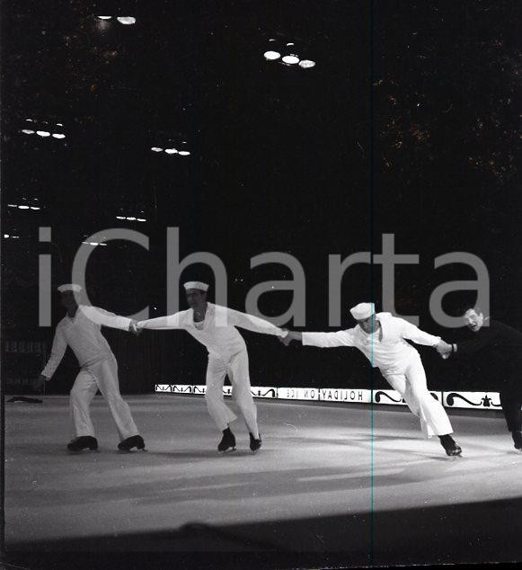 1962  ROMA? HOLIDAY ON ICE scena spettacolo NEGATIVO ORIGINALE 5 Negativo originale d'epoca in bianco e nero su pellicola.Autore: Sandro Borni  E' SEVERAMENTE VIETATA LA RIPRODUZIONE.TUTTI I DIRITTI SONO RISERVATI.ICharta mette in vendita, sul negozio eBay e in esclusiva sul sito "icharta" il proprio archivio composto da numerose diapositive e negativi fotografici d'epoca, tutti originali e autentici.Si tratta di uno sguardo inedito sull'attualità, la politica, la vita quotidiana, il gossip e la cultura, che fotografa il cambiamento della nazione (e non solo) tra il 1890 ed il 1990 circa. Un'occasione unica per il mercato del collezionismo, che vede finalmente disponibile un archivio eccezionale per vastità, tematiche e condizioni, in un settore (il negativo fotografico e la diapositiva) di assoluta novità e dalle interessanti prospettive di investimento. CONDIZIONI:FAIR/discreto La filigrana blu sulla destra dell'immagine non è presente sull'originaleFORMATO: cm 6 x 6 originale e autentica 1