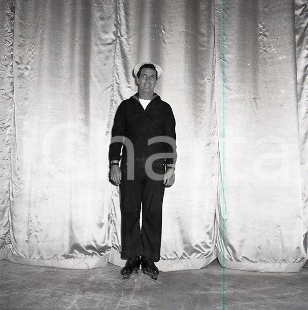 1962  ROMA? HOLIDAY ON ICE scena spettacolo NEGATIVO ORIGINALE 2* Negativo originale d'epoca in bianco e nero su pellicola.Autore: Sandro Borni  E' SEVERAMENTE VIETATA LA RIPRODUZIONE.TUTTI I DIRITTI SONO RISERVATI.ICharta mette in vendita, sul negozio eBay e in esclusiva sul sito "icharta" il proprio archivio composto da numerose diapositive e negativi fotografici d'epoca, tutti originali e autentici.Si tratta di uno sguardo inedito sull'attualità, la politica, la vita quotidiana, il gossip e la cultura, che fotografa il cambiamento della nazione (e non solo) tra il 1890 ed il 1990 circa. Un'occasione unica per il mercato del collezionismo, che vede finalmente disponibile un archivio eccezionale per vastità, tematiche e condizioni, in un settore (il negativo fotografico e la diapositiva) di assoluta novità e dalle interessanti prospettive di investimento. CONDIZIONI:FAIR/discretoFORMATO: cm 6 x 6 originale e autentica 1