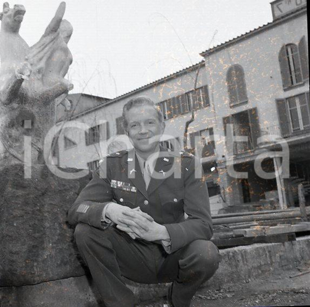 1962  ROMA Peter DANE all'Arena Adriano Studios Foto di set NEGATIVO ORIGINALE 3 Il negativo ritrae l'attore durante le riprese del film "Totò e Peppino divisi a Berlino".Negativo originale d'epoca in bianco e nero su pellicola.Autore: Sandro Borni  E' SEVERAMENTE VIETATA LA RIPRODUZIONE.TUTTI I DIRITTI SONO RISERVATI.ICharta mette in vendita, sul negozio eBay e in esclusiva sul sito "icharta" il proprio archivio composto da numerose diapositive e negativi fotografici d'epoca, tutti originali e autentici.Si tratta di uno sguardo inedito sull'attualità, la politica, la vita quotidiana, il gossip e la cultura, che fotografa il cambiamento della nazione (e non solo) tra il 1890 ed il 1990 circa. Un'occasione unica per il mercato del collezionismo, che vede finalmente disponibile un archivio eccezionale per vastità, tematiche e condizioni, in un settore (il negativo fotografico e la diapositiva) di assoluta novità e dalle interessanti prospettive di investimento. CONDIZIONI:POOR/danneggiato Difetti come da scansioneFORMATO: cm 6 x 6 originale e autentica 1