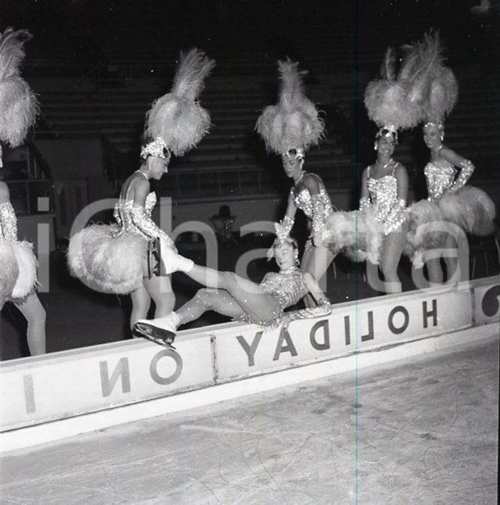 1962  ROMA? HOLIDAY ON ICE scena spettacolo NEGATIVO ORIGINALE 4 Negativo originale d'epoca in bianco e nero su pellicola.Autore: Sandro Borni  E' SEVERAMENTE VIETATA LA RIPRODUZIONE.TUTTI I DIRITTI SONO RISERVATI.ICharta mette in vendita, sul negozio eBay e in esclusiva sul sito "icharta" il proprio archivio composto da numerose diapositive e negativi fotografici d'epoca, tutti originali e autentici.Si tratta di uno sguardo inedito sull'attualità, la politica, la vita quotidiana, il gossip e la cultura, che fotografa il cambiamento della nazione (e non solo) tra il 1890 ed il 1990 circa. Un'occasione unica per il mercato del collezionismo, che vede finalmente disponibile un archivio eccezionale per vastità, tematiche e condizioni, in un settore (il negativo fotografico e la diapositiva) di assoluta novità e dalle interessanti prospettive di investimento. CONDIZIONI:FAIR/discreto La filigrana blu sulla destra dell'immagine non è presente sull'originaleFORMATO: cm 6 x 6 originale e autentica 1