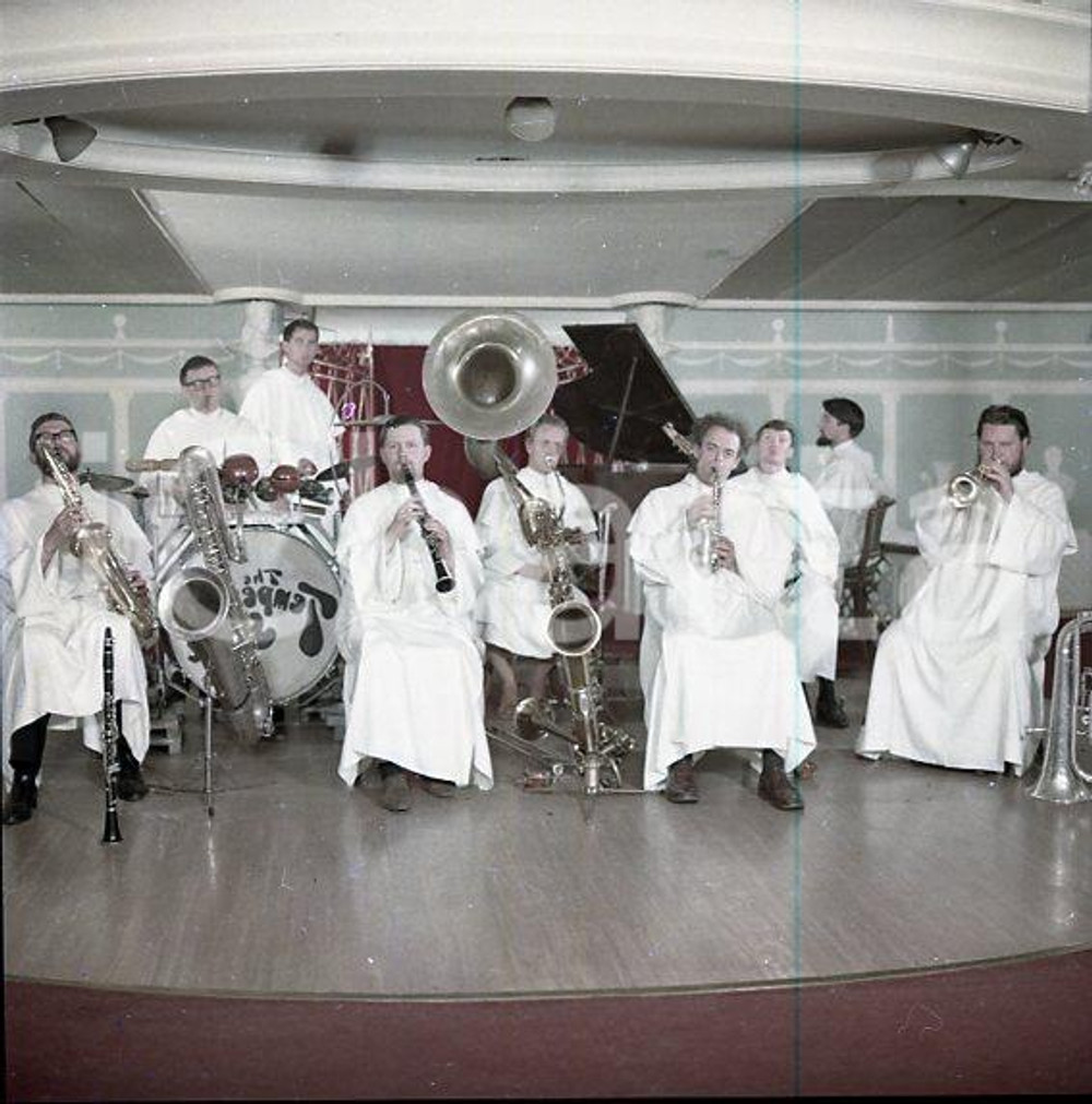 1962 Roma THE TEMPERANCE SEVEN Music Band *NEGATIVO ORIGINALE 2 Negativo originale d'epoca a colori su pellicola.Autore: Sandro Borni  E' SEVERAMENTE VIETATA LA RIPRODUZIONE.TUTTI I DIRITTI SONO RISERVATI.ICharta mette in vendita, sul negozio eBay e in esclusiva sul sito "icharta" il proprio archivio composto da numerose diapositive e negativi fotografici d'epoca, tutti originali e autentici.Si tratta di uno sguardo inedito sull'attualità, la politica, la vita quotidiana, il gossip e la cultura, che fotografa il cambiamento della nazione (e non solo) tra il 1890 ed il 1990 circa. Un'occasione unica per il mercato del collezionismo, che vede finalmente disponibile un archivio eccezionale per vastità, tematiche e condizioni, in un settore (il negativo fotografico e la diapositiva) di assoluta novità e dalle interessanti prospettive di investimento. CONDIZIONI:FAIR/discreto La filigrana blu, sul lato destro, non è presente sull'originaleFORMATO: cm 6 x 6 originale e autentica 1