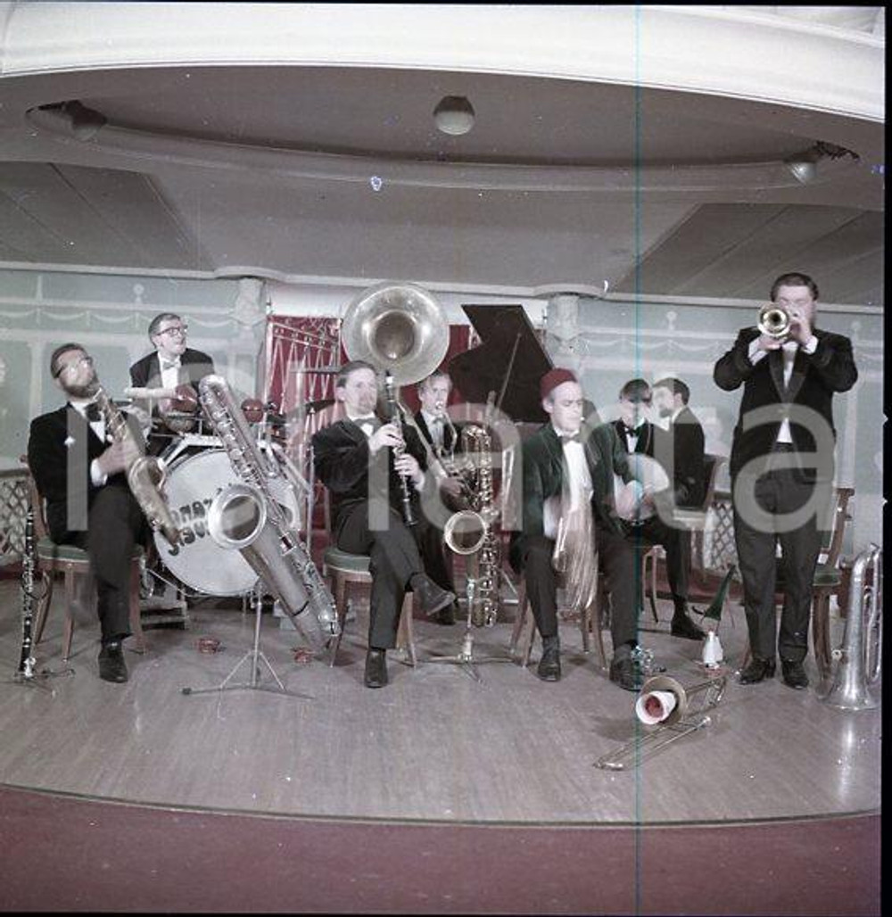 1962 Roma THE TEMPERANCE SEVEN Music Band *NEGATIVO ORIGINALE Negativo originale d'epoca a colori su pellicola.Autore: Sandro Borni  E' SEVERAMENTE VIETATA LA RIPRODUZIONE.TUTTI I DIRITTI SONO RISERVATI.ICharta mette in vendita, sul negozio eBay e in esclusiva sul sito "icharta" il proprio archivio composto da numerose diapositive e negativi fotografici d'epoca, tutti originali e autentici.Si tratta di uno sguardo inedito sull'attualità, la politica, la vita quotidiana, il gossip e la cultura, che fotografa il cambiamento della nazione (e non solo) tra il 1890 ed il 1990 circa. Un'occasione unica per il mercato del collezionismo, che vede finalmente disponibile un archivio eccezionale per vastità, tematiche e condizioni, in un settore (il negativo fotografico e la diapositiva) di assoluta novità e dalle interessanti prospettive di investimento. CONDIZIONI:FAIR/discreto La filigrana blu, sul lato destro, non è presente sull'originaleFORMATO: cm 6 x 6 originale e autentica 1