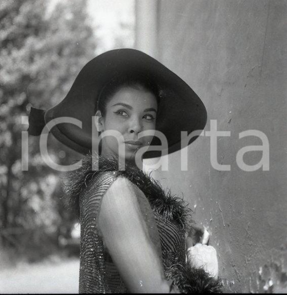 1962  Roma PASCALINE Balllerina haitiana Crazy Horse Parigi NEGATIVO ORIGINALE Negativo originale d'epoca in bianco e nero su pellicola.Autore: Sandro Borni  E' SEVERAMENTE VIETATA LA RIPRODUZIONE.TUTTI I DIRITTI SONO RISERVATI.ICharta mette in vendita, sul negozio eBay e in esclusiva sul sito "icharta" il proprio archivio composto da numerose diapositive e negativi fotografici d'epoca, tutti originali e autentici.Si tratta di uno sguardo inedito sull'attualità, la politica, la vita quotidiana, il gossip e la cultura, che fotografa il cambiamento della nazione (e non solo) tra il 1890 ed il 1990 circa. Un'occasione unica per il mercato del collezionismo, che vede finalmente disponibile un archivio eccezionale per vastità, tematiche e condizioni, in un settore (il negativo fotografico e la diapositiva) di assoluta novità e dalle interessanti prospettive di investimento. CONDIZIONI:FAIR/discretoFORMATO: cm 6 x 6 originale e autentica 1