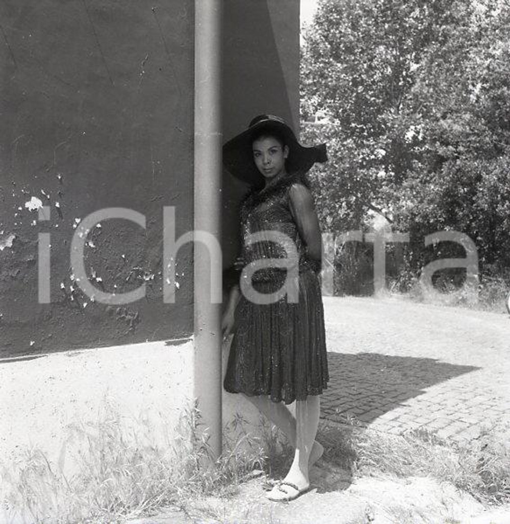 1962  Roma PASCALINE Balllerina haitiana Crazy Horse Parigi NEGATIVO ORIGINALE 3 Negativo originale d'epoca in bianco e nero su pellicola.Autore: Sandro Borni  E' SEVERAMENTE VIETATA LA RIPRODUZIONE.TUTTI I DIRITTI SONO RISERVATI.ICharta mette in vendita, sul negozio eBay e in esclusiva sul sito "icharta" il proprio archivio composto da numerose diapositive e negativi fotografici d'epoca, tutti originali e autentici.Si tratta di uno sguardo inedito sull'attualità, la politica, la vita quotidiana, il gossip e la cultura, che fotografa il cambiamento della nazione (e non solo) tra il 1890 ed il 1990 circa. Un'occasione unica per il mercato del collezionismo, che vede finalmente disponibile un archivio eccezionale per vastità, tematiche e condizioni, in un settore (il negativo fotografico e la diapositiva) di assoluta novità e dalle interessanti prospettive di investimento. CONDIZIONI:FAIR/discretoFORMATO: cm 6 x 6 originale e autentica 1