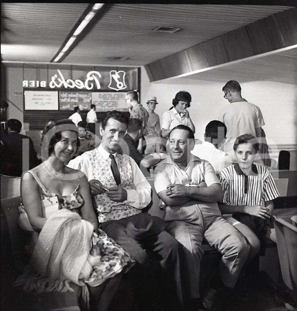 1962  Mac Ronay (Germain Sauvard) al bowling NEGATIVO ORIGINALE Scatto sul set di "Totò di notte 1"Negativo originale d'epoca in bianco e nero su pellicola.Autore: Sandro Borni  E' SEVERAMENTE VIETATA LA RIPRODUZIONE.TUTTI I DIRITTI SONO RISERVATI.ICharta mette in vendita, sul negozio eBay e in esclusiva sul sito "icharta" il proprio archivio composto da numerose diapositive e negativi fotografici d'epoca, tutti originali e autentici.Si tratta di uno sguardo inedito sull'attualità, la politica, la vita quotidiana, il gossip e la cultura, che fotografa il cambiamento della nazione (e non solo) tra il 1890 ed il 1990 circa. Un'occasione unica per il mercato del collezionismo, che vede finalmente disponibile un archivio eccezionale per vastità, tematiche e condizioni, in un settore (il negativo fotografico e la diapositiva) di assoluta novità e dalle interessanti prospettive di investimento. CONDIZIONI:FAIR/discretoFORMATO: cm 6 x 6 originale e autentica 1