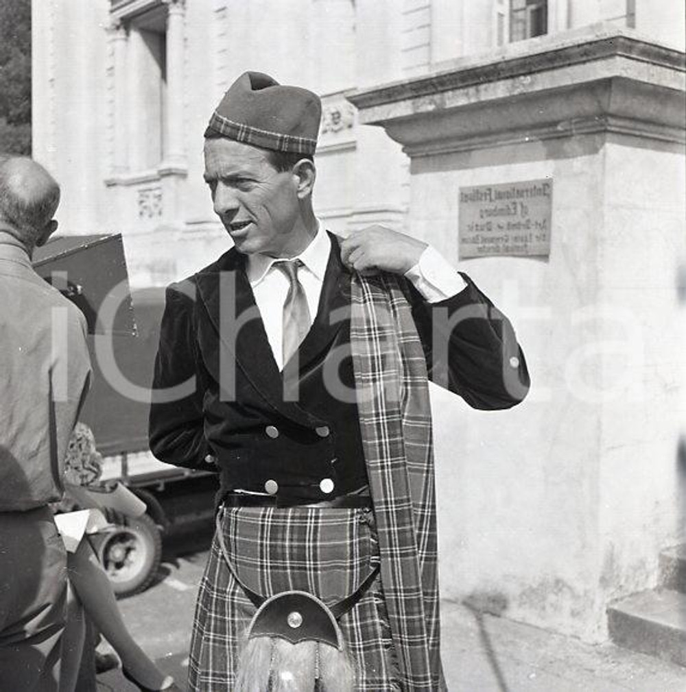 1962 TOTO' DI NOTTE 1 Festival di Edimburgo scatto sul set NEGATIVO ORIGINALE Scatto sul set del film "Totò di notte"; sulla targa, alle spalle della comparsa si legge "International Festival of Edimburg Art Drums Music, Sir Edwin Greenwood festival director"; in realtà il set è certamente localizzabile in Roma.Negativo originale d'epoca in bianco e nero su pellicola.Autore: Sandro Borni  E' SEVERAMENTE VIETATA LA RIPRODUZIONE.TUTTI I DIRITTI SONO RISERVATI.ICharta mette in vendita, sul negozio eBay e in esclusiva sul sito "icharta" il proprio archivio composto da numerose diapositive e negativi fotografici d'epoca, tutti originali e autentici.Si tratta di uno sguardo inedito sull'attualità, la politica, la vita quotidiana, il gossip e la cultura, che fotografa il cambiamento della nazione (e non solo) tra il 1890 ed il 1990 circa. Un'occasione unica per il mercato del collezionismo, che vede finalmente disponibile un archivio eccezionale per vastità, tematiche e condizioni, in un settore (il negativo fotografico e la diapositiva) di assoluta novità e dalle interessanti prospettive di investimento. CONDIZIONI:FAIR/discretoFORMATO: cm 6 x 6 originale e autentica 1