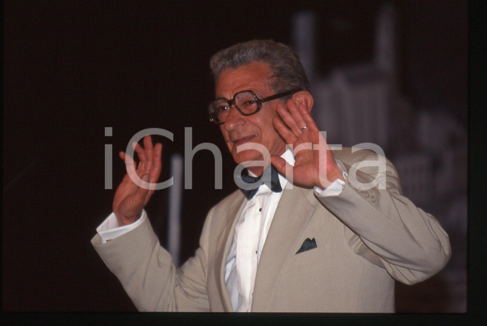 35mm vintage slide* 1997 CANNES Yusuf SHAHIN al FESTIVAL DEL CINEMA Ritratto (8  Diapositiva d'epoca, in formato 35 mm.Nella diapositiva compare il regista egiziano Yusuf Shahin, insignito del Premio del Cinquantesimo Anniversario al Festival del Cinema di Cannes, nel 1997. CONDIZIONI: GOOD Tutti i diritti riservati.E' severamente vietata la riproduzione. ICharta mette in vendita, sul negozio eBay e in esclusiva sul sito "icharta" il proprio archivio composto da numerose diapositive e negativi fotografici d'epoca, tutti originali e autentici, che attraversano la storia del costume italiano tra gli la fine degli anni Sessanta e Novanta.Si tratta di uno sguardo inedito sull'attualit&agrave;, la politica, la vita quotidiana, il gossip e la cultura, che fotografa il cambiamento della nazione in quest'ultimo scorcio del XX secolo. Un'occasione unica per il mercato del collezionismo, che vede finalmente disponibile un archivio eccezionale per vastit&agrave;, tematiche e condizioni, in un settore (il negativo fotografico e la diapositiva) di assoluta novit&agrave; e dalle interessanti prospettive di investimento.  originale e autentica 1