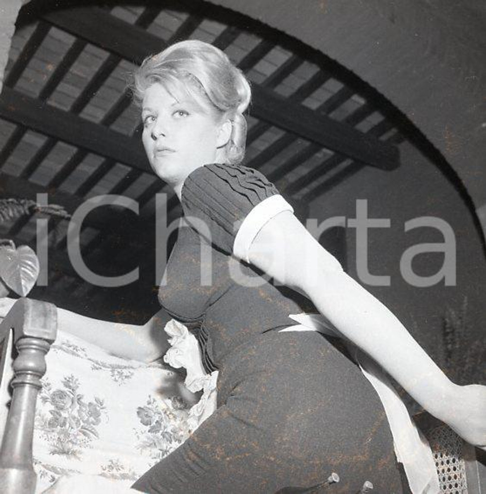 1962 Roma RENATA MONTEDURO in una pausa sul set NEGATIVO ORIGINALE Scatto realizzato in una pausa delle riprese "Totò e Peppino divisi a Berlino"Negativo originale d'epoca in bianco e nero su pellicola.Autore: Sandro Borni  E' SEVERAMENTE VIETATA LA RIPRODUZIONE.TUTTI I DIRITTI SONO RISERVATI.ICharta mette in vendita, sul negozio eBay e in esclusiva sul sito "icharta" il proprio archivio composto da numerose diapositive e negativi fotografici d'epoca, tutti originali e autentici.Si tratta di uno sguardo inedito sull'attualità, la politica, la vita quotidiana, il gossip e la cultura, che fotografa il cambiamento della nazione (e non solo) tra il 1890 ed il 1990 circa. Un'occasione unica per il mercato del collezionismo, che vede finalmente disponibile un archivio eccezionale per vastità, tematiche e condizioni, in un settore (il negativo fotografico e la diapositiva) di assoluta novità e dalle interessanti prospettive di investimento. CONDIZIONI:POOR/danneggiato Difetti come da scansioneFORMATO: cm 6 x 6 originale e autentica 1