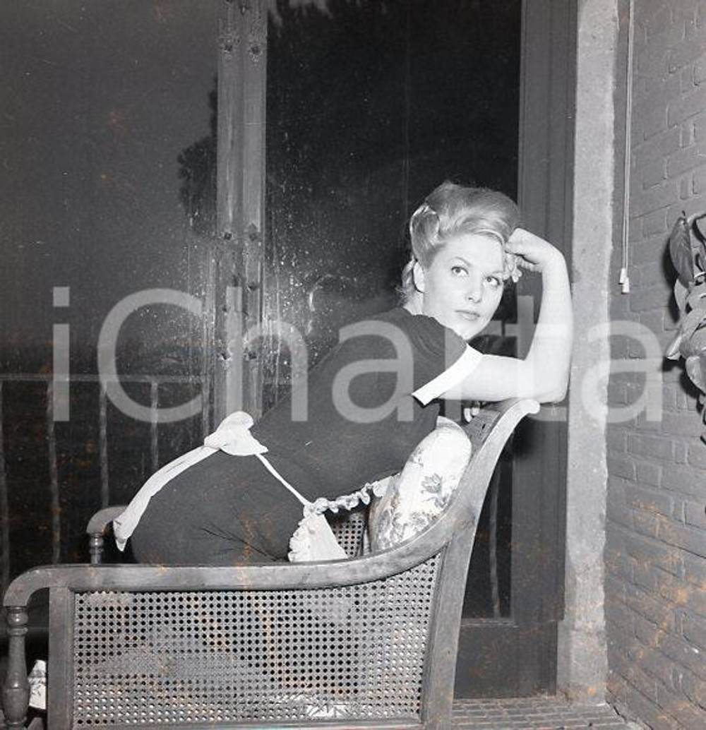 1962 Roma RENATA MONTEDURO in una pausa sul set NEGATIVO ORIGINALE 4 Scatto realizzato in una pausa delle riprese "Totò e Peppino divisi a Berlino"Negativo originale d'epoca in bianco e nero su pellicola.Autore: Sandro Borni  E' SEVERAMENTE VIETATA LA RIPRODUZIONE.TUTTI I DIRITTI SONO RISERVATI.ICharta mette in vendita, sul negozio eBay e in esclusiva sul sito "icharta" il proprio archivio composto da numerose diapositive e negativi fotografici d'epoca, tutti originali e autentici.Si tratta di uno sguardo inedito sull'attualità, la politica, la vita quotidiana, il gossip e la cultura, che fotografa il cambiamento della nazione (e non solo) tra il 1890 ed il 1990 circa. Un'occasione unica per il mercato del collezionismo, che vede finalmente disponibile un archivio eccezionale per vastità, tematiche e condizioni, in un settore (il negativo fotografico e la diapositiva) di assoluta novità e dalle interessanti prospettive di investimento. CONDIZIONI:POOR/danneggiato Difetti come da scansioneFORMATO: cm 6 x 6 originale e autentica 1