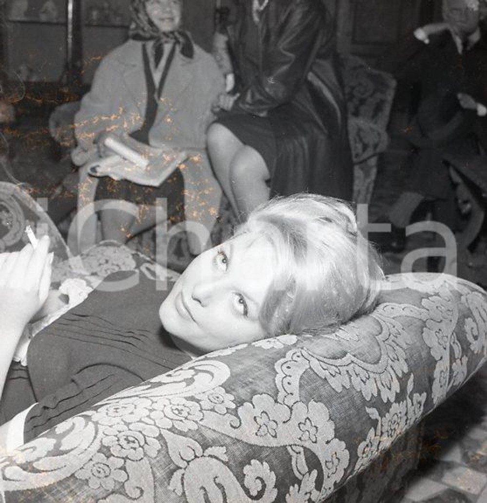 1962 Roma RENATA MONTEDURO in una pausa sul set NEGATIVO ORIGINALE 6 Scatto realizzato in una pausa delle riprese "Totò e Peppino divisi a Berlino"Negativo originale d'epoca in bianco e nero su pellicola.Autore: Sandro Borni  E' SEVERAMENTE VIETATA LA RIPRODUZIONE.TUTTI I DIRITTI SONO RISERVATI.ICharta mette in vendita, sul negozio eBay e in esclusiva sul sito "icharta" il proprio archivio composto da numerose diapositive e negativi fotografici d'epoca, tutti originali e autentici.Si tratta di uno sguardo inedito sull'attualità, la politica, la vita quotidiana, il gossip e la cultura, che fotografa il cambiamento della nazione (e non solo) tra il 1890 ed il 1990 circa. Un'occasione unica per il mercato del collezionismo, che vede finalmente disponibile un archivio eccezionale per vastità, tematiche e condizioni, in un settore (il negativo fotografico e la diapositiva) di assoluta novità e dalle interessanti prospettive di investimento. CONDIZIONI:POOR/danneggiato Difetti come da scansioneFORMATO: cm 6 x 6 originale e autentica 1