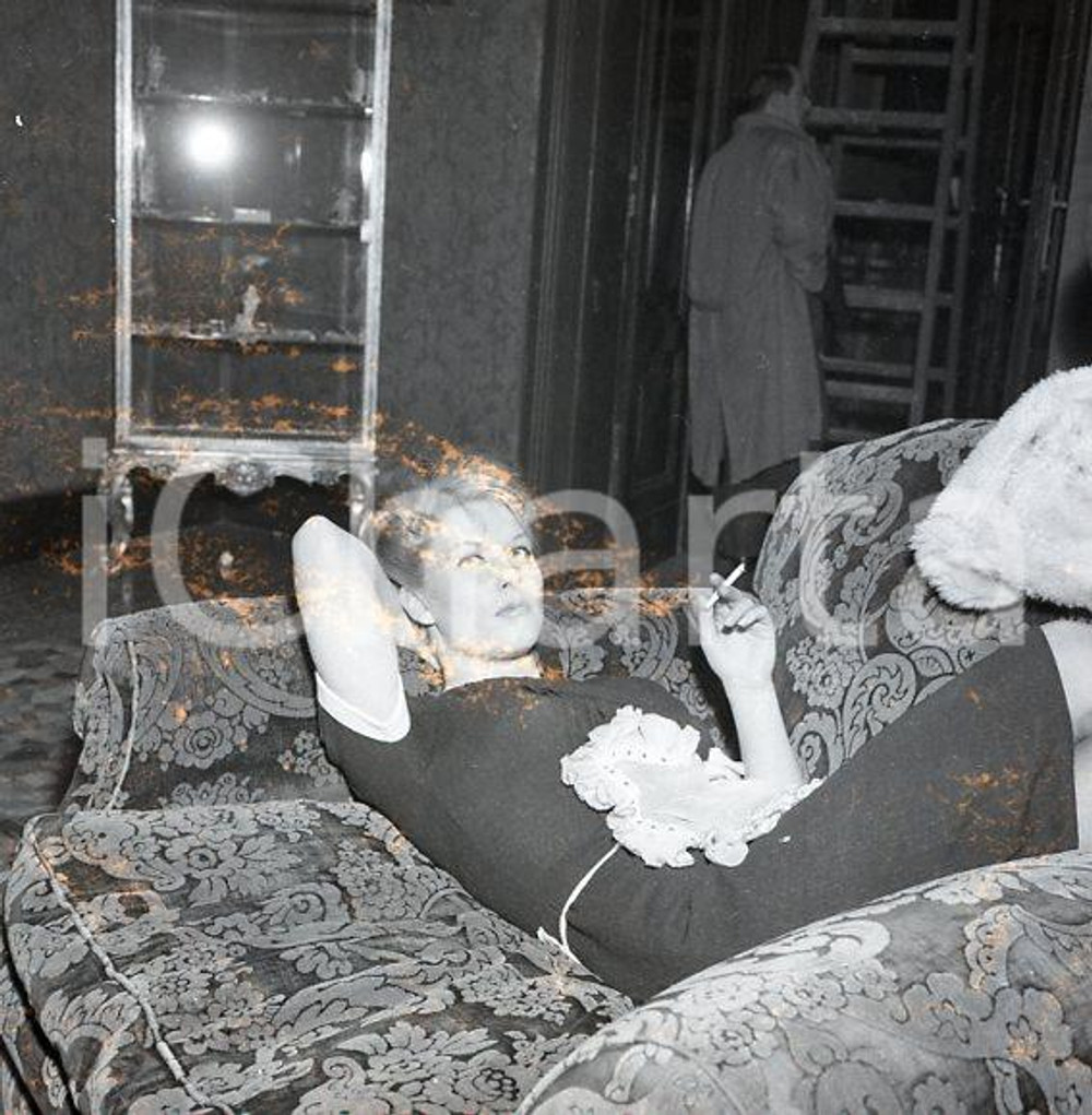 1962 Roma RENATA MONTEDURO in una pausa sul set NEGATIVO ORIGINALE 7 Scatto realizzato in una pausa delle riprese "Totò e Peppino divisi a Berlino"Negativo originale d'epoca in bianco e nero su pellicola.Autore: Sandro Borni  E' SEVERAMENTE VIETATA LA RIPRODUZIONE.TUTTI I DIRITTI SONO RISERVATI.ICharta mette in vendita, sul negozio eBay e in esclusiva sul sito "icharta" il proprio archivio composto da numerose diapositive e negativi fotografici d'epoca, tutti originali e autentici.Si tratta di uno sguardo inedito sull'attualità, la politica, la vita quotidiana, il gossip e la cultura, che fotografa il cambiamento della nazione (e non solo) tra il 1890 ed il 1990 circa. Un'occasione unica per il mercato del collezionismo, che vede finalmente disponibile un archivio eccezionale per vastità, tematiche e condizioni, in un settore (il negativo fotografico e la diapositiva) di assoluta novità e dalle interessanti prospettive di investimento. CONDIZIONI:POOR/danneggiato Difetti come da scansione; immagine da restaurareFORMATO: cm 6 x 6 originale e autentica 1