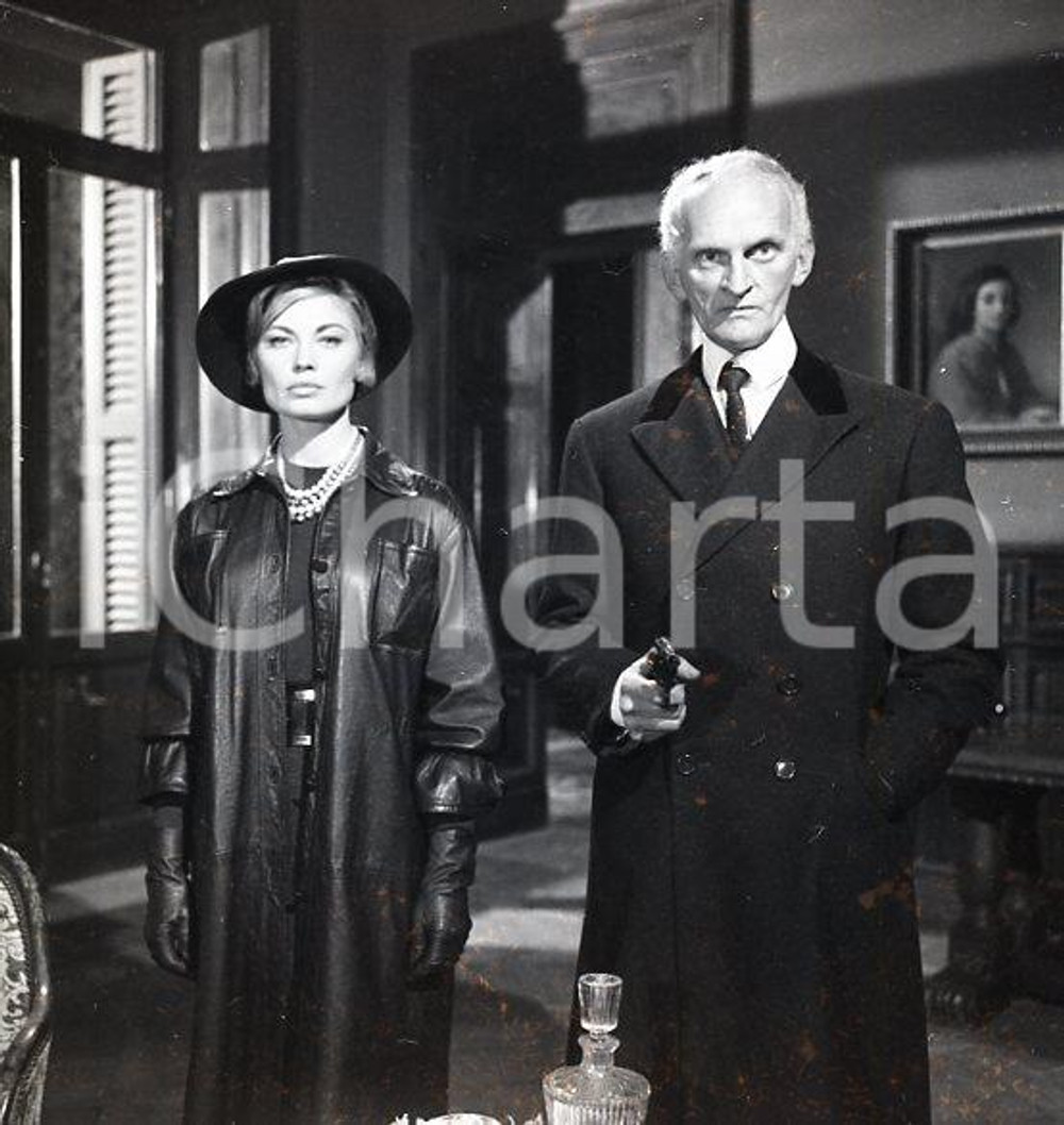 1962 Nadine SANDERS John KARLSEN sul set NEGATIVO ORIGINALE Scatto realizzato sul set di "Totò e Peppino divisi a Berlino"Negativo originale d'epoca in bianco e nero su pellicola.Autore: Sandro Borni  E' SEVERAMENTE VIETATA LA RIPRODUZIONE.TUTTI I DIRITTI SONO RISERVATI.ICharta mette in vendita, sul negozio eBay e in esclusiva sul sito "icharta" il proprio archivio composto da numerose diapositive e negativi fotografici d'epoca, tutti originali e autentici.Si tratta di uno sguardo inedito sull'attualità, la politica, la vita quotidiana, il gossip e la cultura, che fotografa il cambiamento della nazione (e non solo) tra il 1890 ed il 1990 circa. Un'occasione unica per il mercato del collezionismo, che vede finalmente disponibile un archivio eccezionale per vastità, tematiche e condizioni, in un settore (il negativo fotografico e la diapositiva) di assoluta novità e dalle interessanti prospettive di investimento. CONDIZIONI:FAIR/discreto Difetti come da scansioneFORMATO: cm 6 x 6 originale e autentica 1